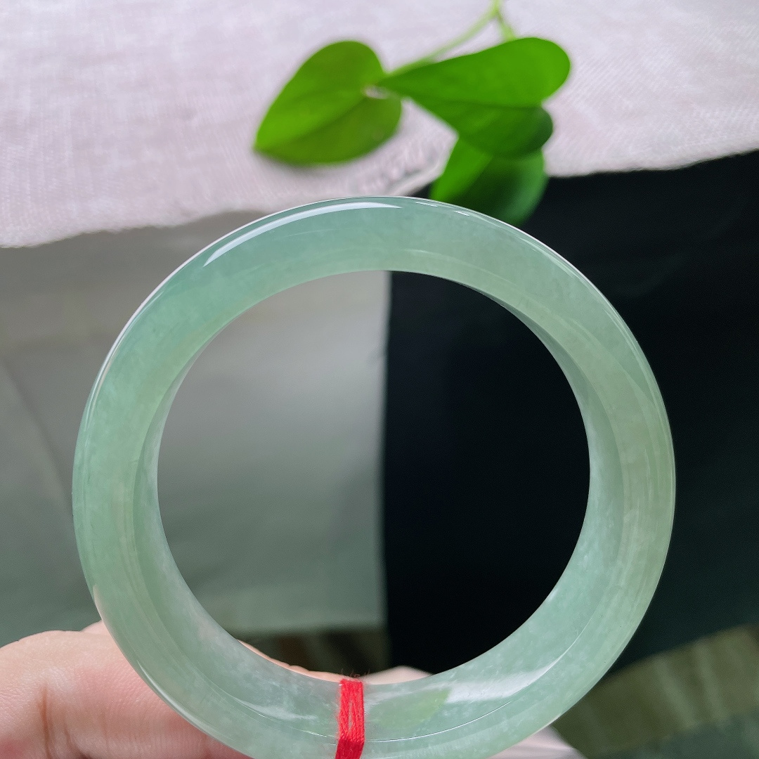 绿底正圈，晶体，光泽温润不刺眼，光线漫过镯体，漾开层层清浅的绿意。ss57888a