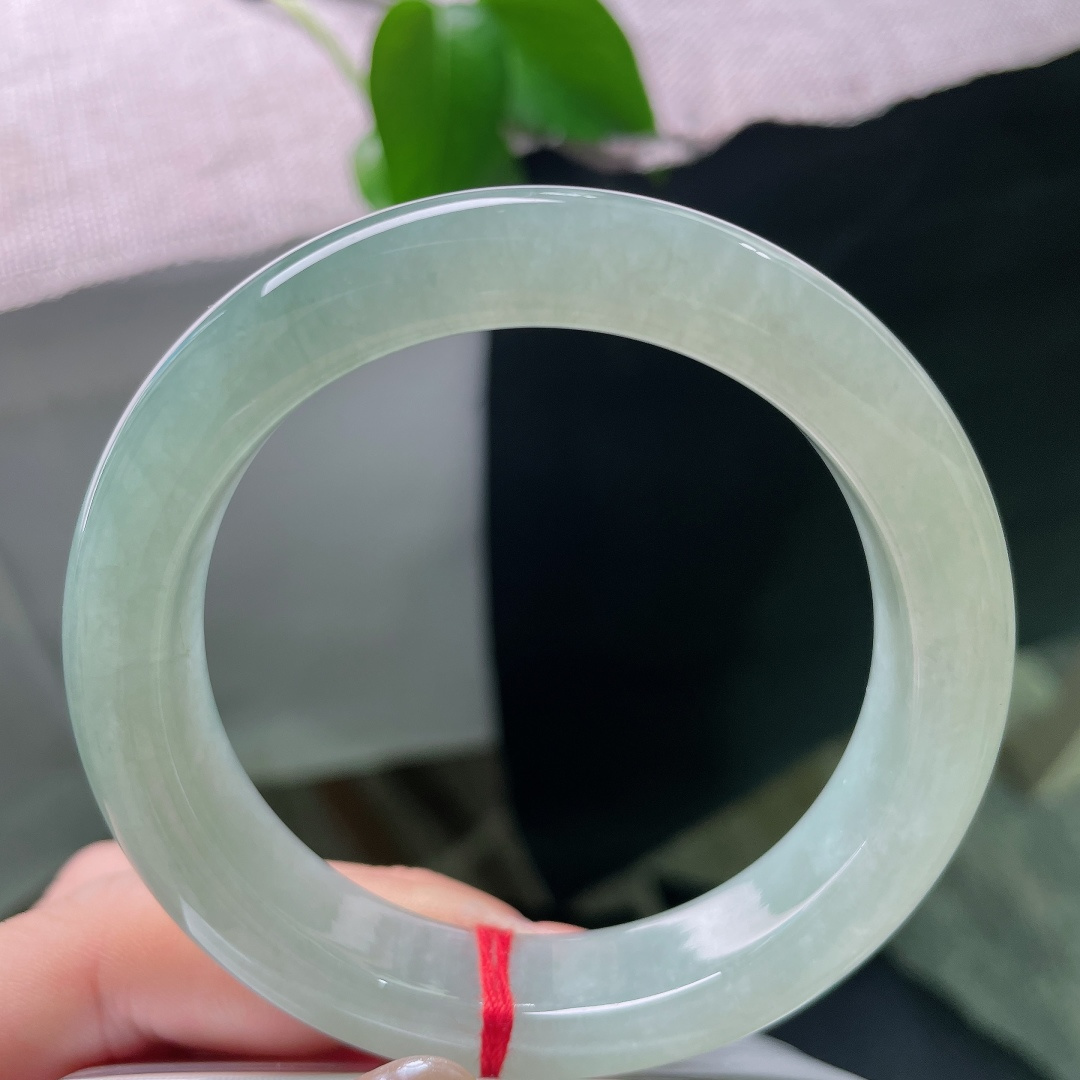 绿底正圈，一点皮纹，没有繁复雕花，素面一镯，全部美感都来源于玉石本身的质地与色泽。ss58520a