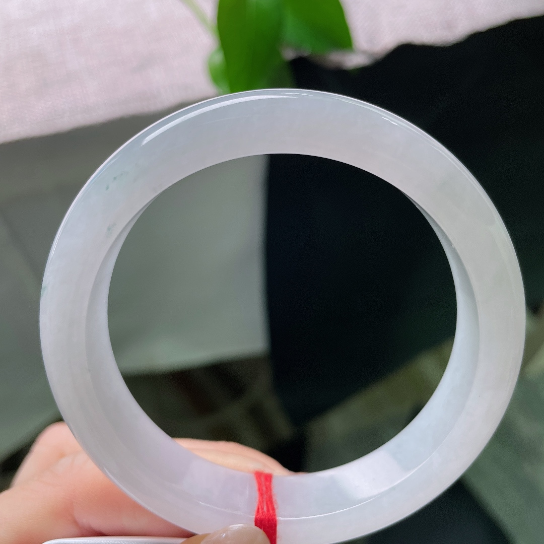 白月光正圈，无裂，玉质通透细腻，镯身水光流转，自带清莹莹润的胶感。ss58514a