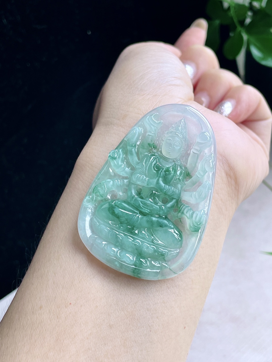 【裸石】冰飘花观音千手观音牌吊坠【说明】缅甸 无裂 性比高【尺寸】60.2-39-5.7【重量】24克