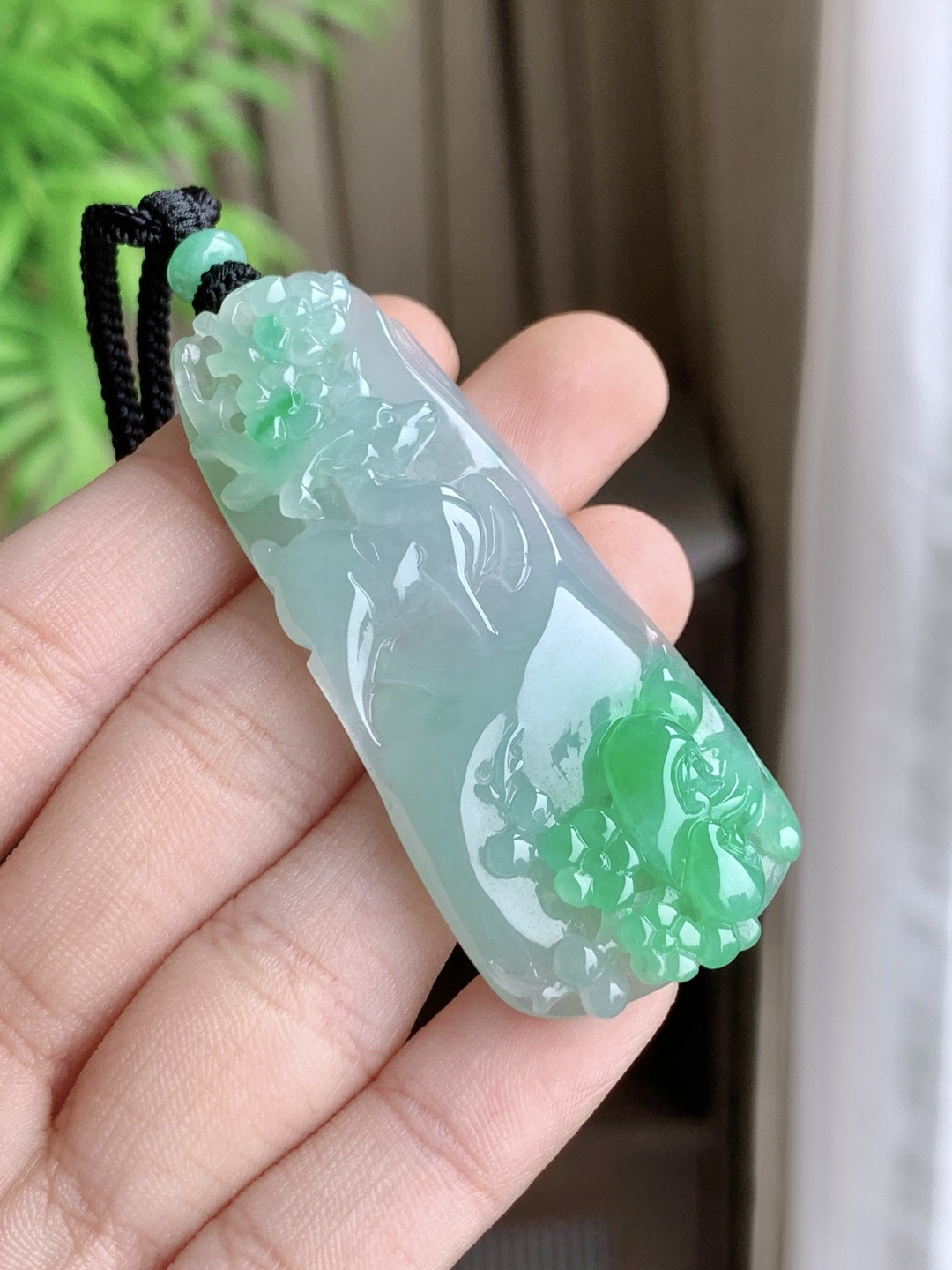 【裸石】冰飘阳绿鹿牌一路繁花吊坠【说明】缅甸 性比高 厚装【尺寸】60.4-25.5-8.2【重量】23克
