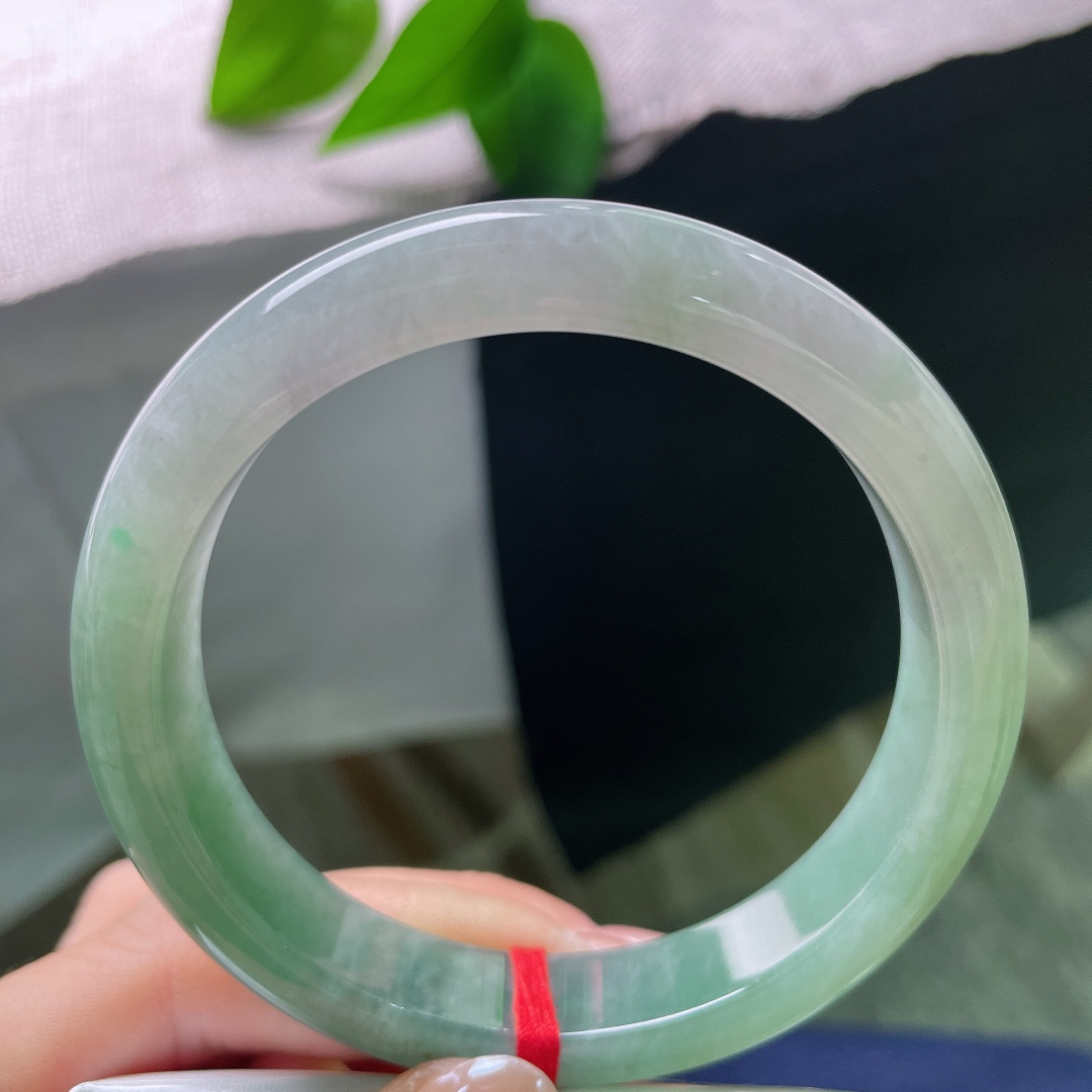 58.9/12.1/8.4油青正圈，皮纹，由浅至深的翠色自然过渡，温润湖绿铺满镯身，沉静又富有生机。ss57761a