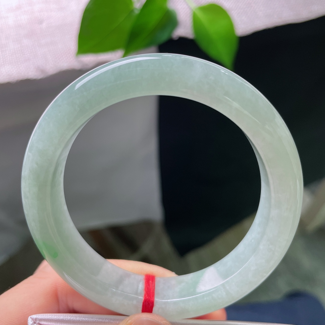 飘绿正圈，无裂，一处鲜亮的翠色俏落镯身，绿感鲜活，清爽简约，自带干净治愈的气质。ss58614a