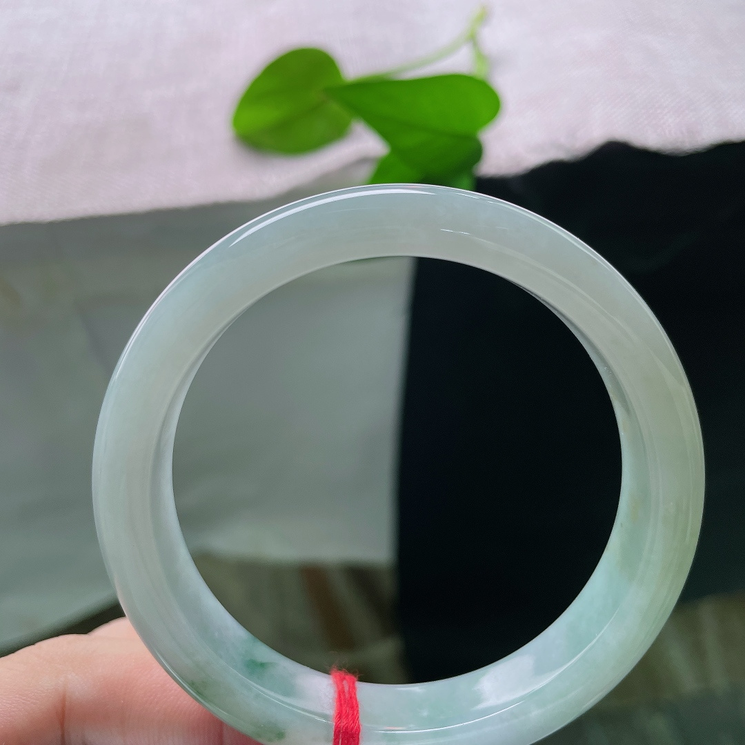 57.2/11.6/7.8，飘花正圈，无裂，有点黄翡，飘花飘逸洒脱，每一缕花色都是独属于这只镯子的天然印记。ss56041a