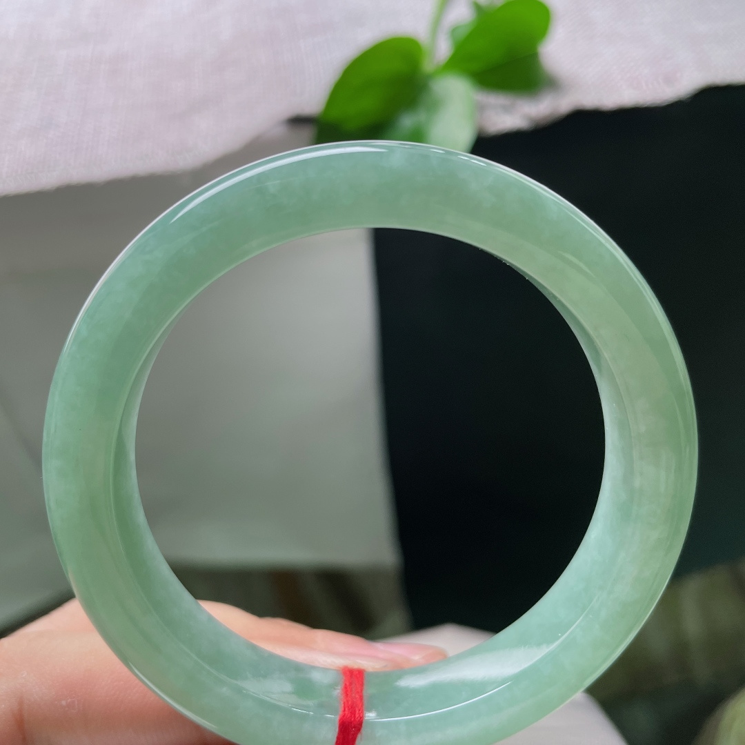 55.4/11.18.9，满色正圈，翠色均匀内敛，水润细腻，腕间藏着安静治愈的清雅氛围感，皮纹，ss