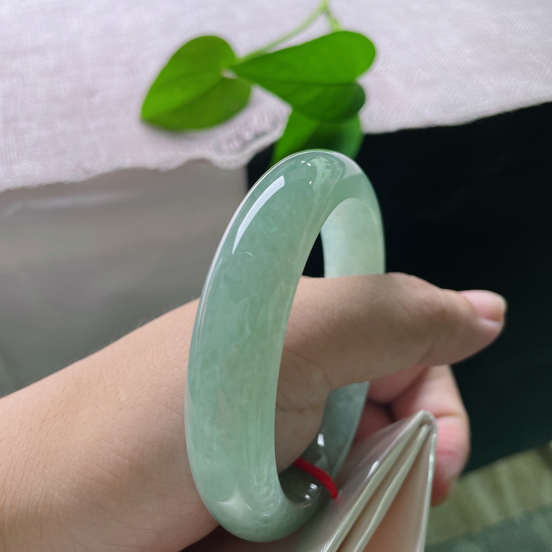 绿底正圈，晶体，光泽温润不刺眼，光线漫过镯体，漾开层层清浅的绿意。ss57888a