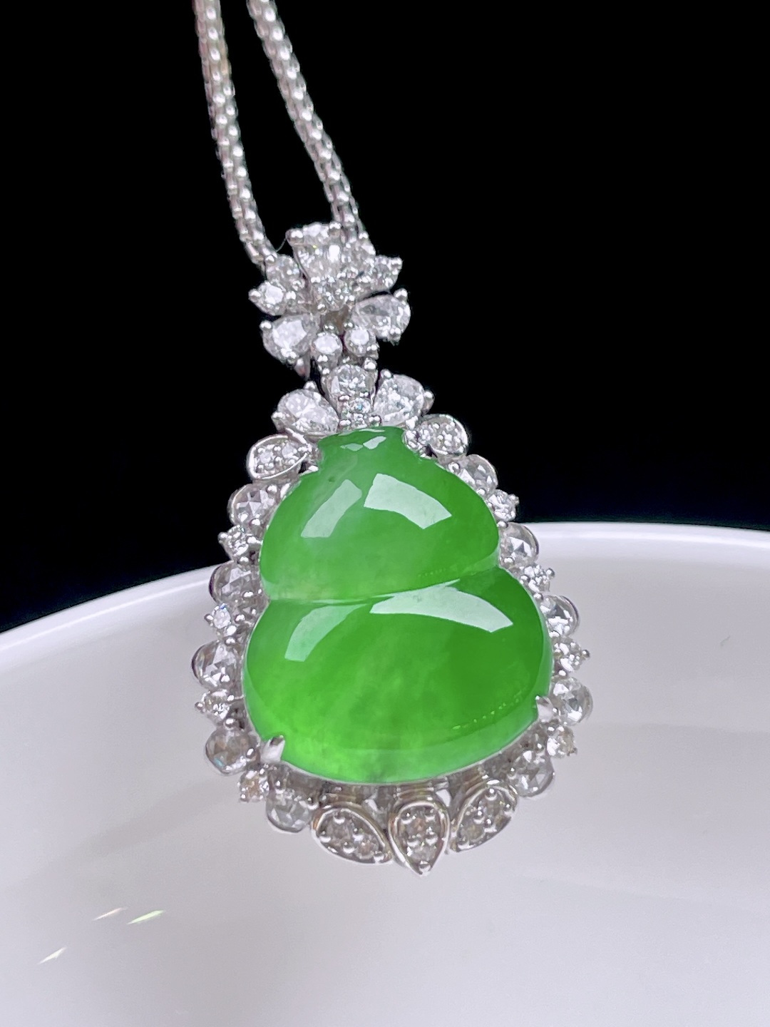 ️ 冰种阳绿葫芦 色泽鲜艳，油润冰胶，18k金镶嵌 整体：27.4/16.2/11.2 裸石：14.3/12.6