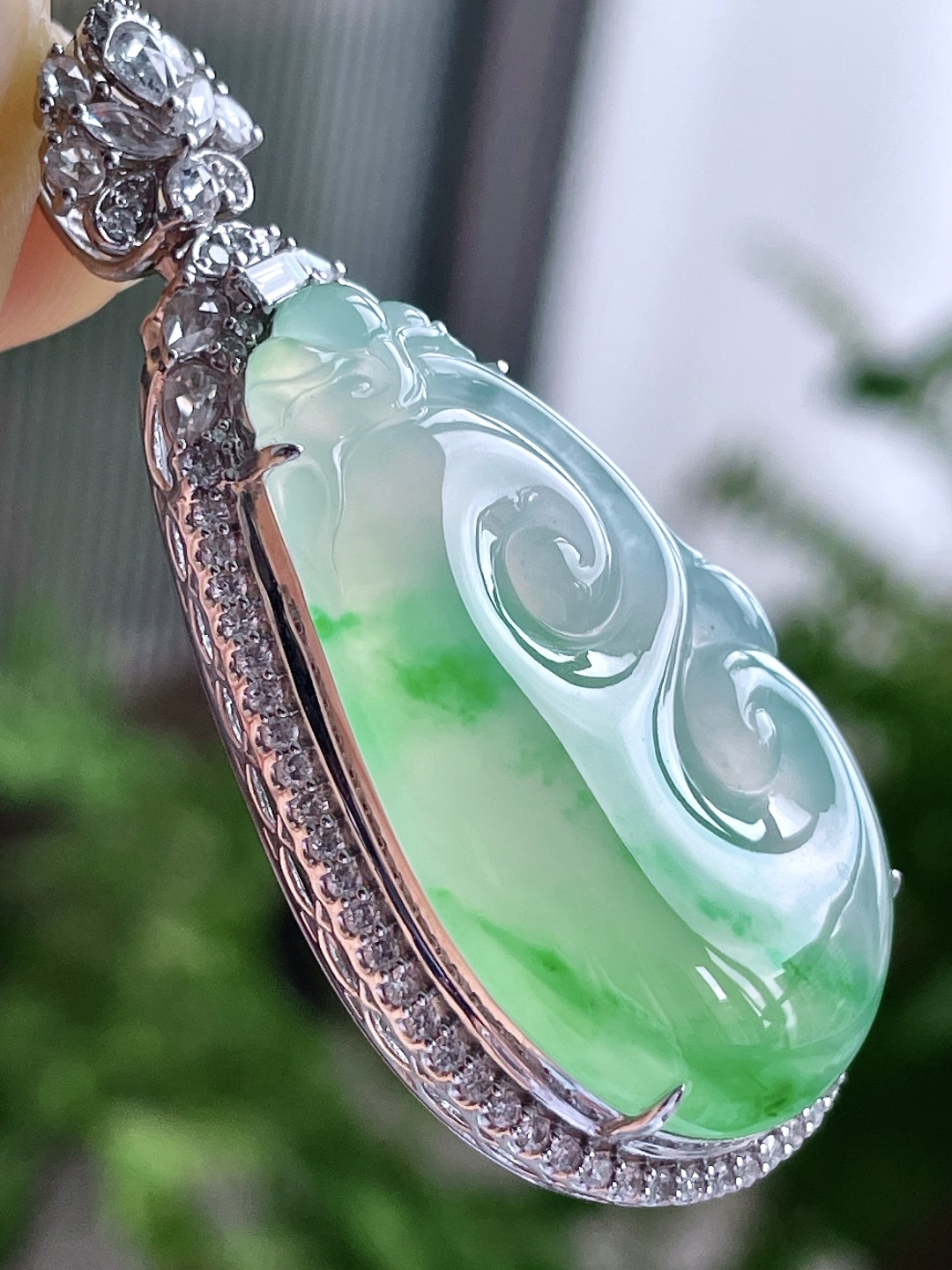 高冰飘绿花如意吊坠,缅料18k金镶嵌,无裂,性比高,飘花,整体48.4-23.6-12,裸石34-20.5-4,重量15.5克