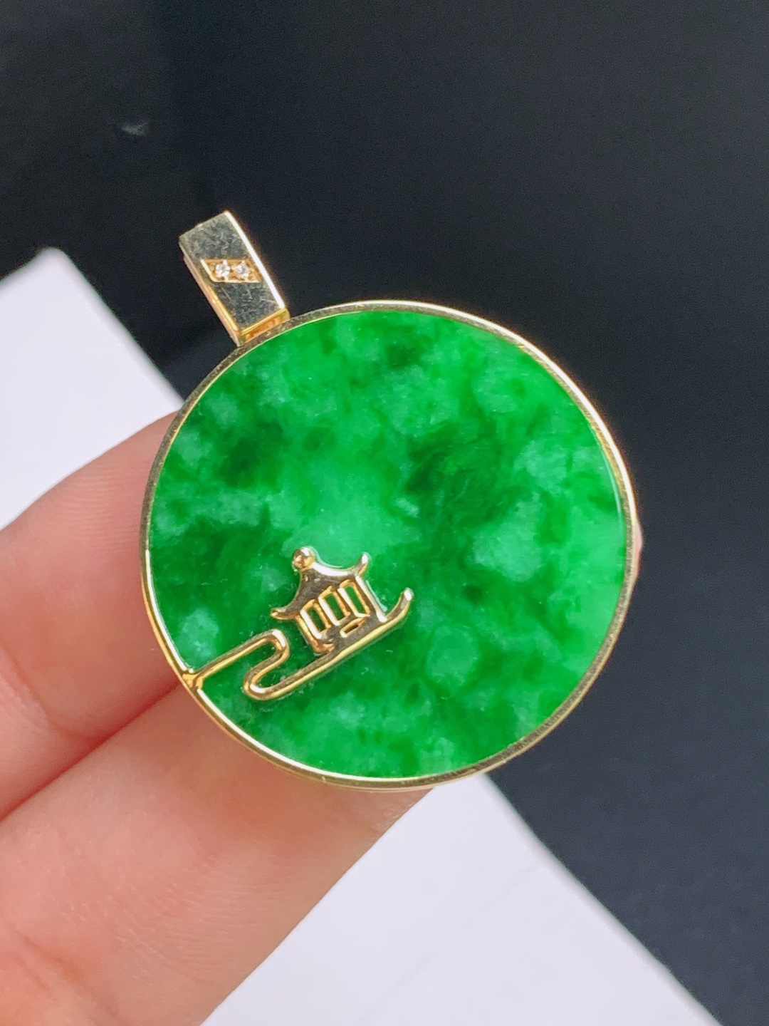 ️ 阳绿圆牌吊坠，色泽浓郁，素面简约，平安无忧