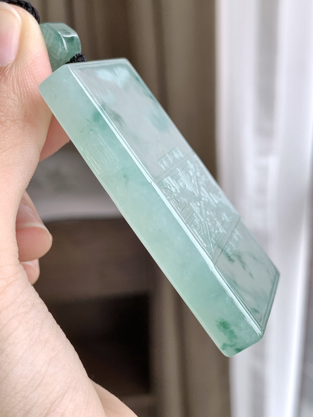 【裸石】冰飘绿花大仿古牌无事牌吊坠【说明】缅甸 性比高 厚装 飘花【尺寸】61.8-36.2-9【重量】65.8克