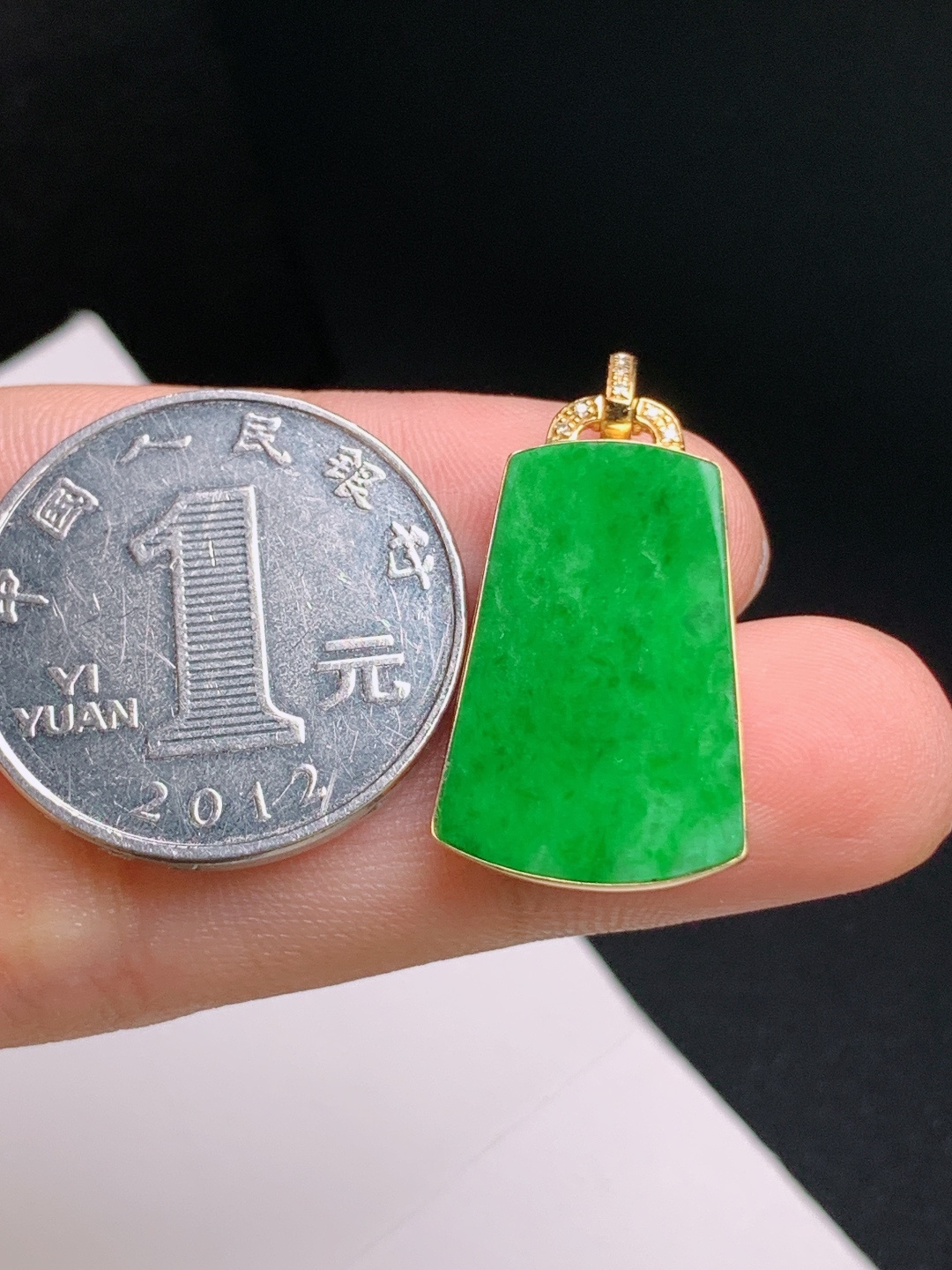 ️ 阳绿方牌吊坠，色泽浓郁，素面简约，平安无忧 裸石21.9-14.9-1 整体29