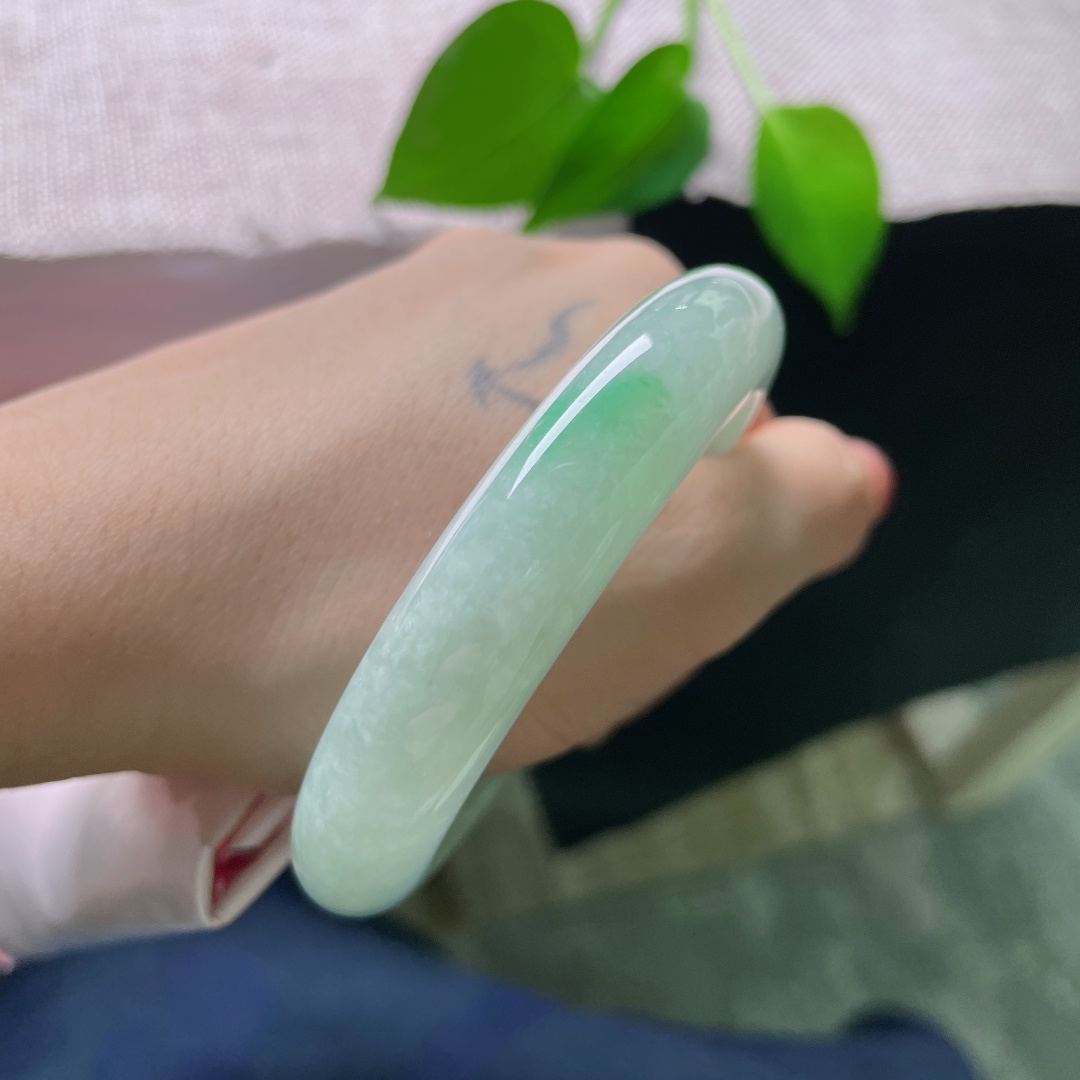 飘绿正圈，无裂，一处鲜亮的翠色俏落镯身，绿感鲜活，清爽简约，自带干净治愈的气质。ss58614a