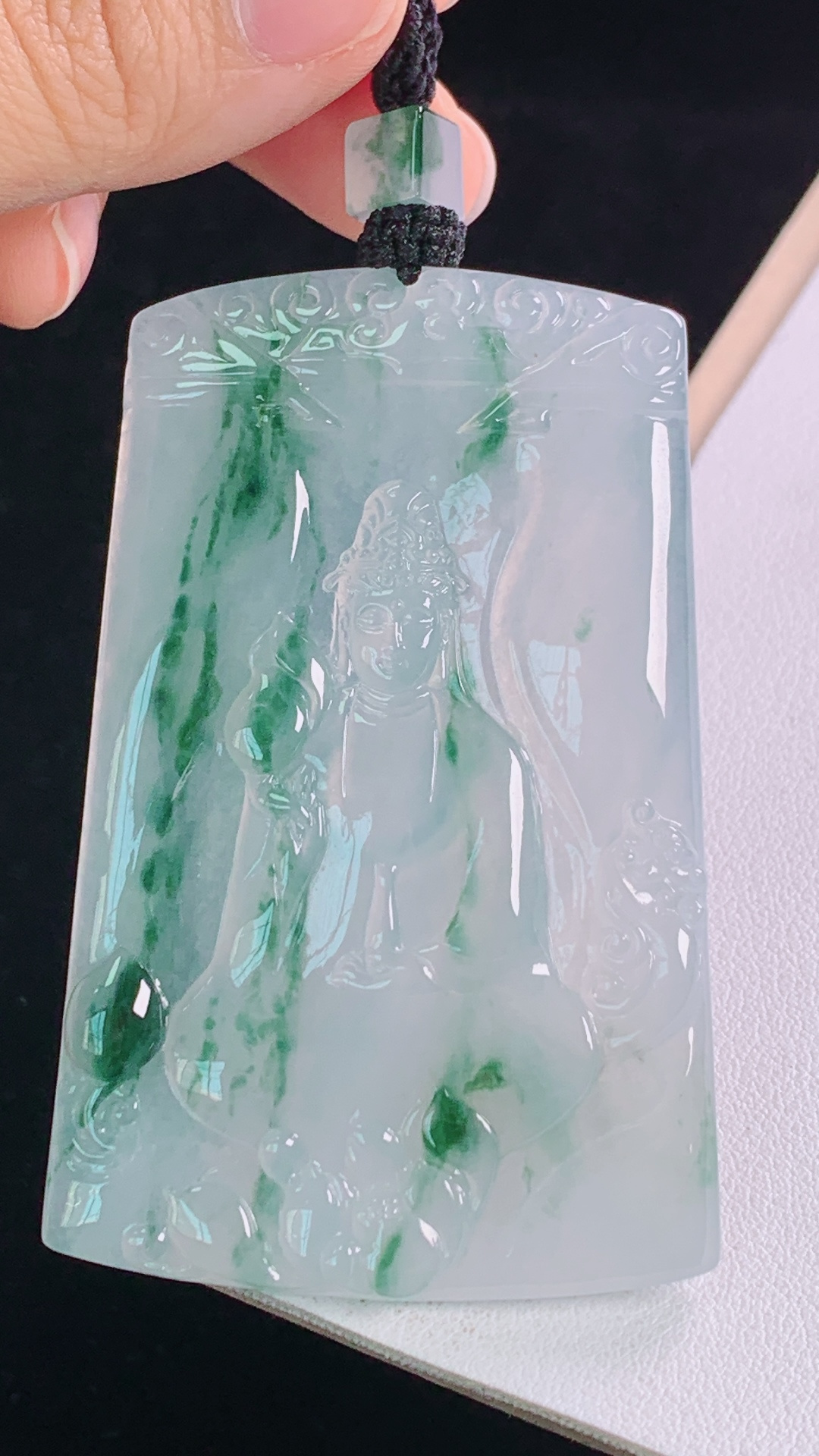 冰飘花大势至菩萨,花色灵动，水润清爽，无裂,尺寸:70.4-45.8-5.3mm 6