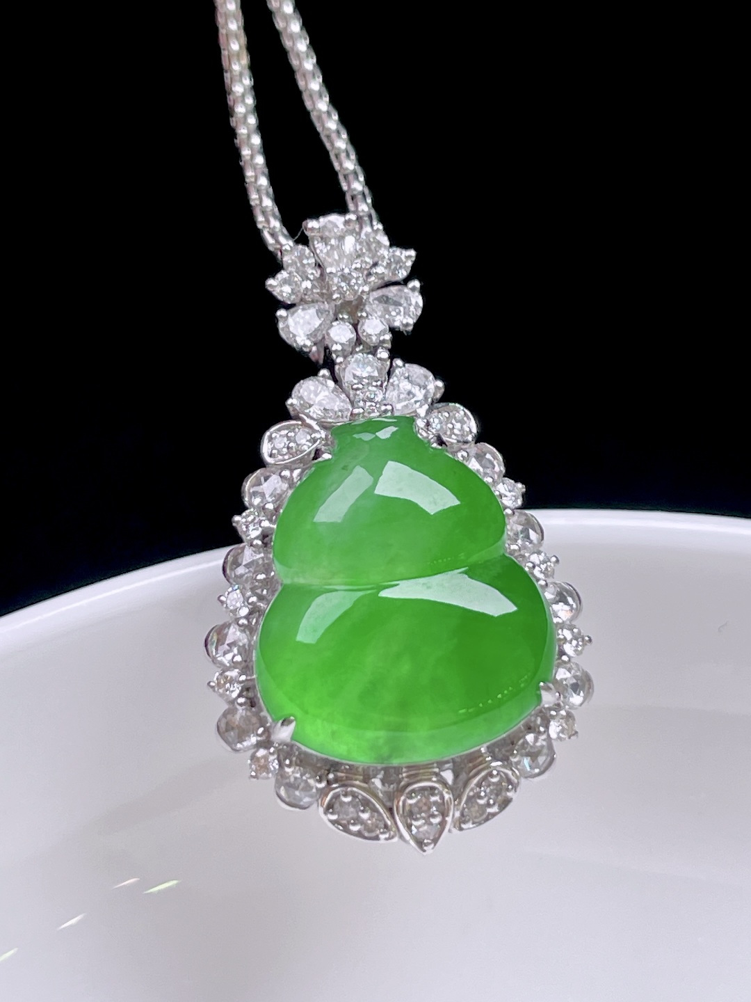 ️ 冰种阳绿葫芦 色泽鲜艳，油润冰胶，18k金镶嵌 整体：27.4/16.2/11.2 裸石：14