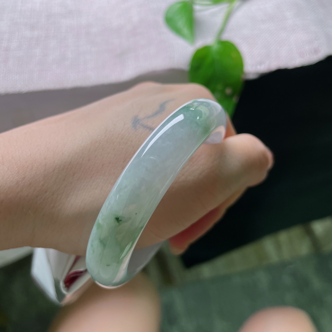 51.8/12.1/8.3飘花正圈，细腻，水润，玉底清透，繁花轻绕，举手投足皆是温婉古韵。一点皮纹，ss58627a