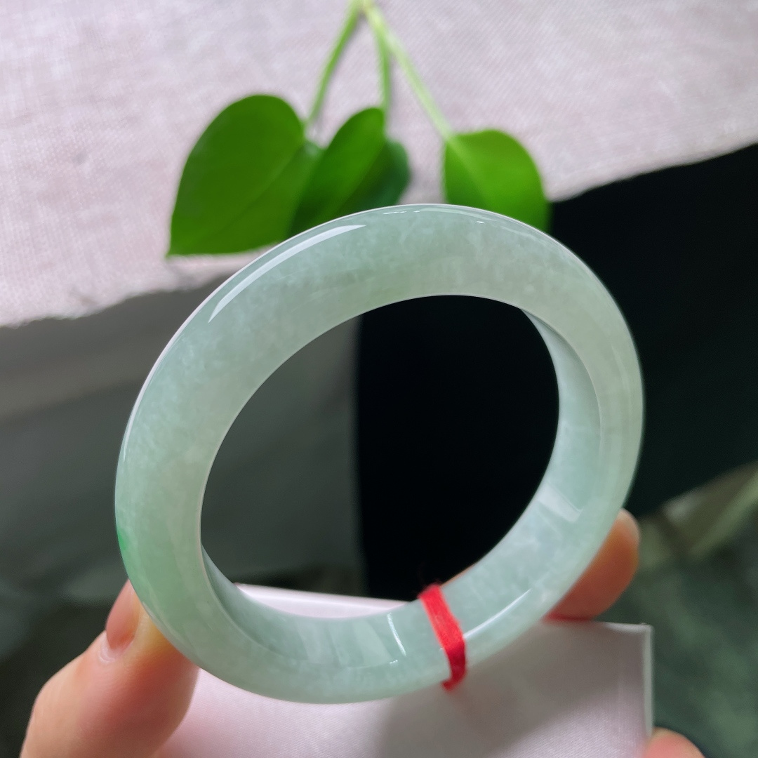 飘绿正圈，无裂，一处鲜亮的翠色俏落镯身，绿感鲜活，清爽简约，自带干净治愈的气质。ss58614a