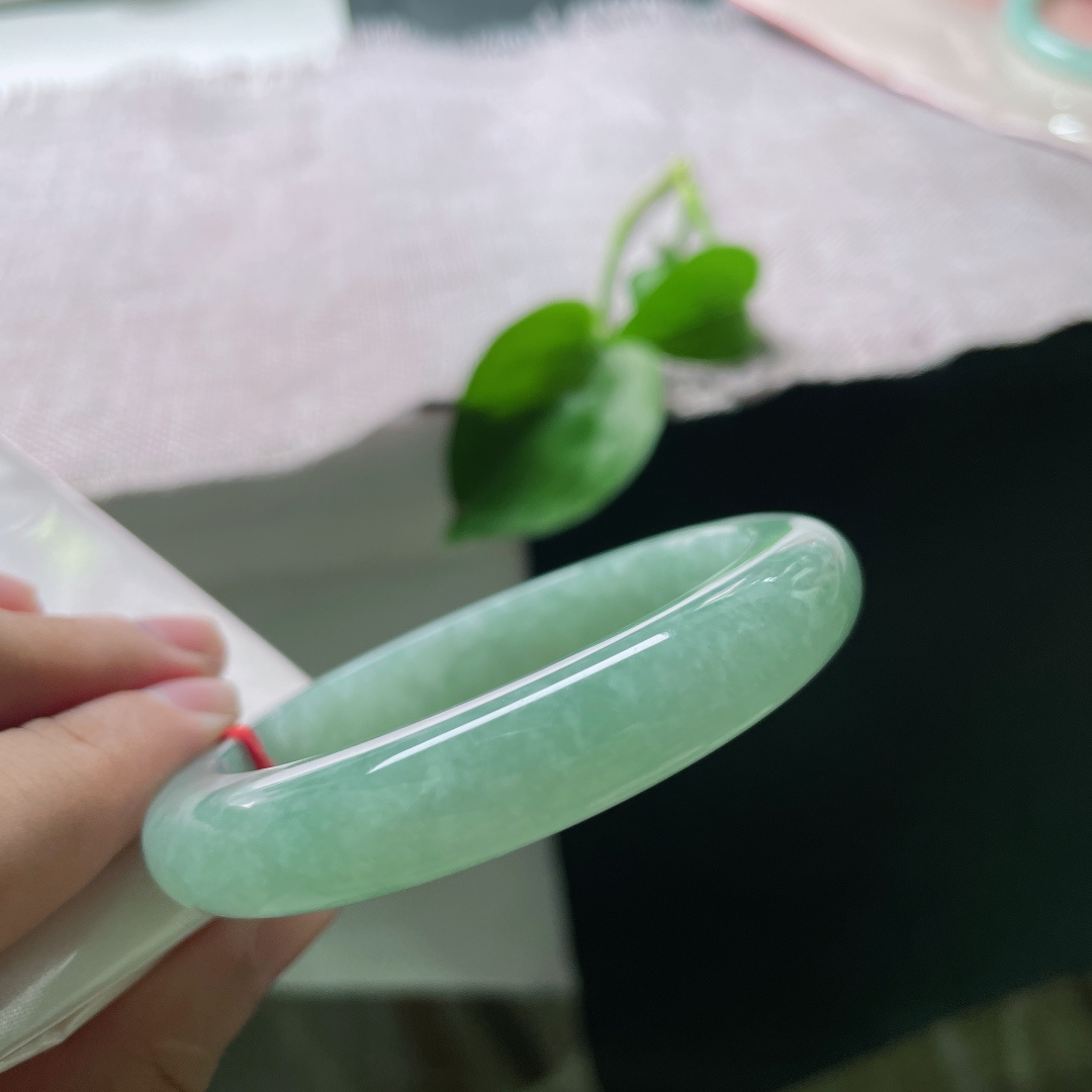 55.4/11.18.9，满色正圈，翠色均匀内敛，水润细腻，腕间藏着安静治愈的清雅氛围感，皮纹，ss58622a