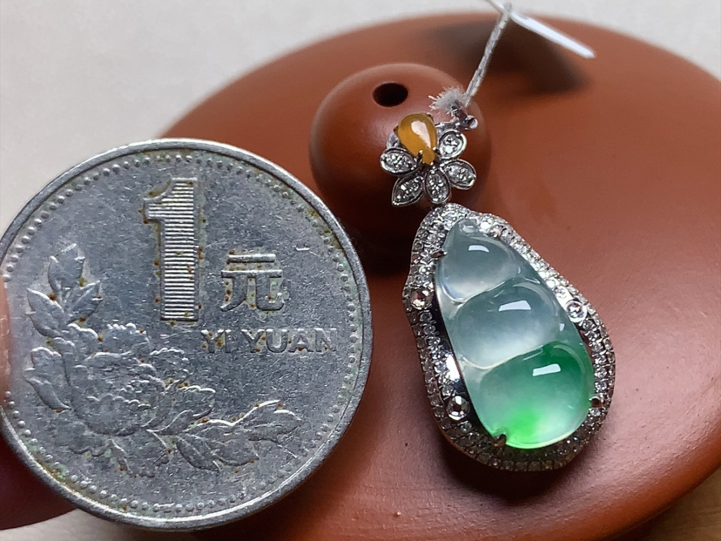 ️ 玻璃种高翠福豆 18K，色泽别致漂亮，起光感，无裂尺寸24.2*12.3*8、14.8*7.6