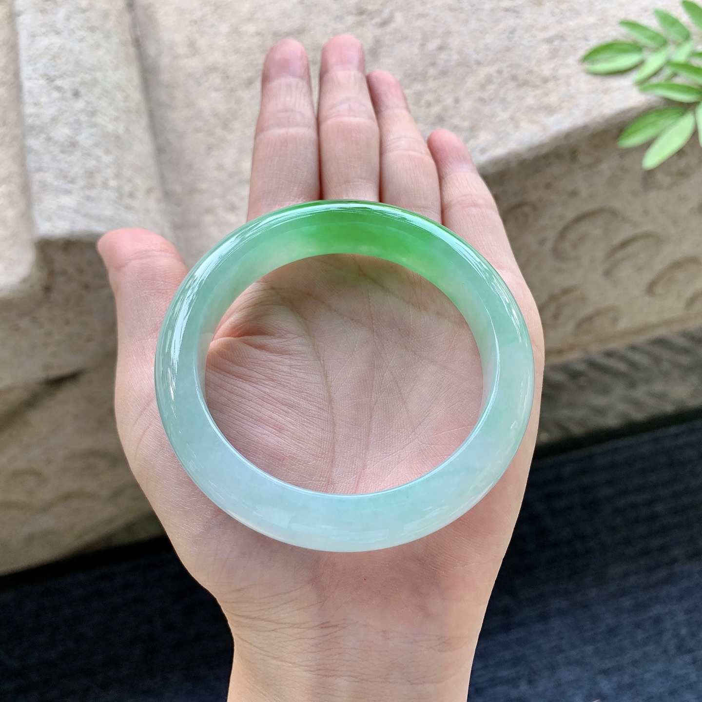 圆条54 55，冰糯飘辣绿，色辣，水润，种老，细腻，打灯有纹线