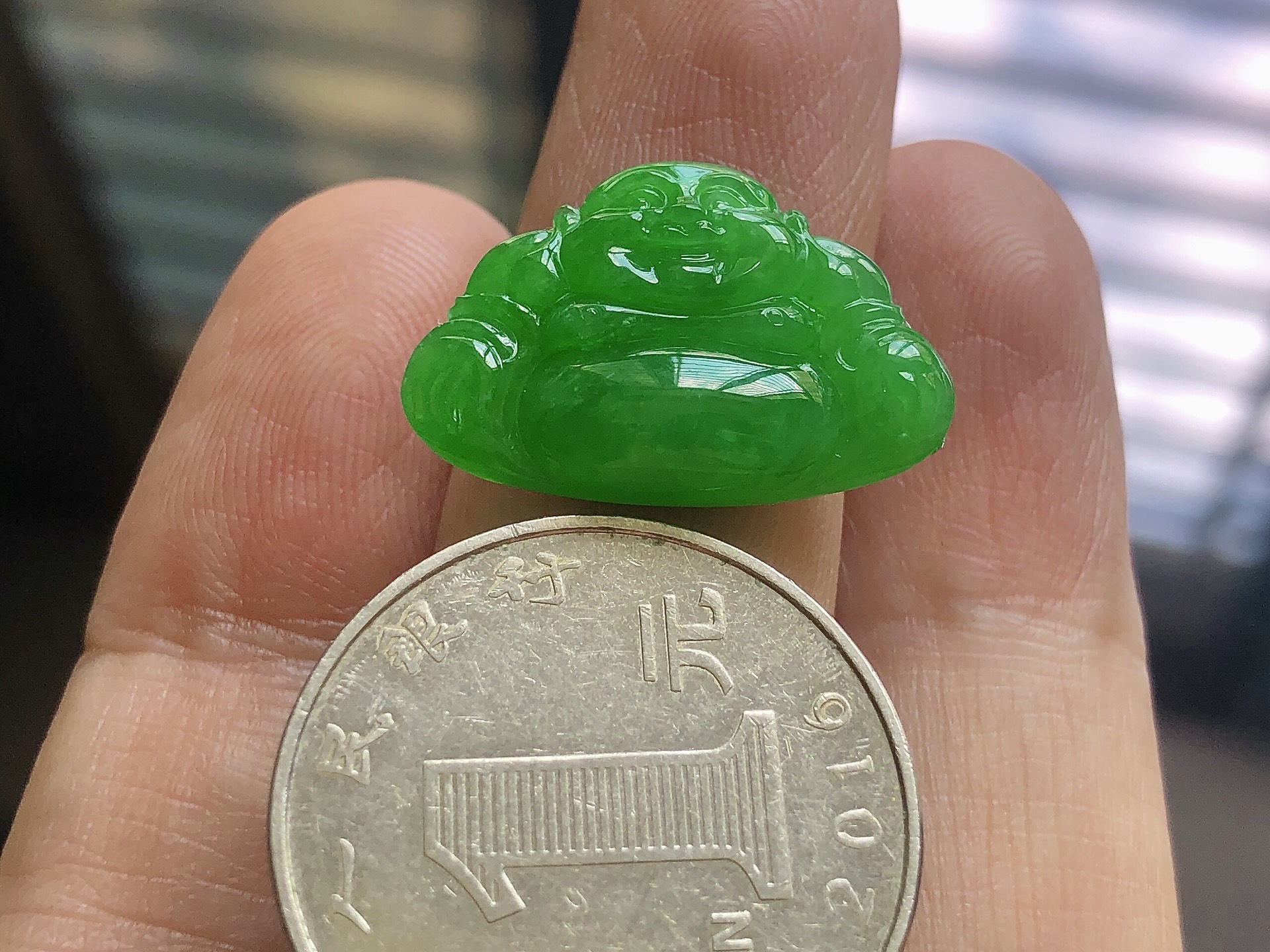 ️ 冰种阳绿佛公， 色泽艳阳，通透水润，玉质细腻，夺目迷人，雕工精湛，面相慈祥大气，品相，无裂，尺寸23.3*15.5*4.7