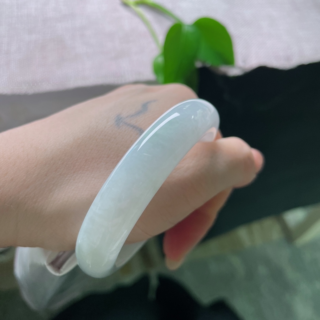 白月光正圈，有纹，褪去浮华艳色，以素玉为美，是腕间独属于自己的白月光。ss58530a
