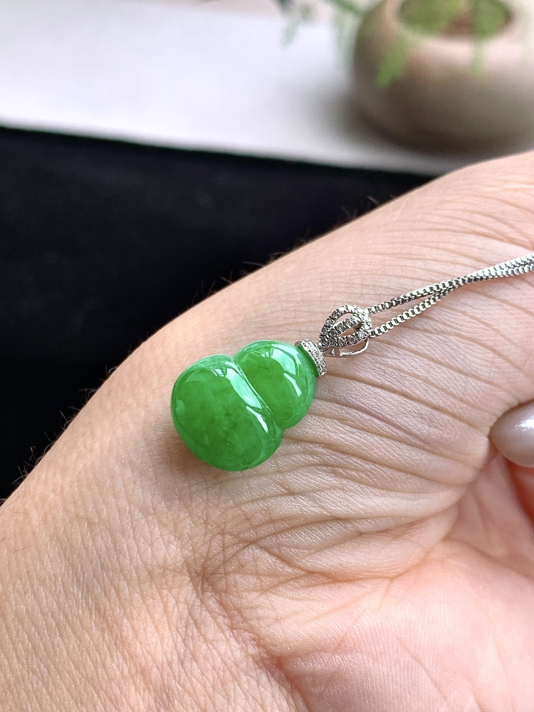 糯冰阳绿葫芦满绿葫芦吊坠，缅料，18k金镶嵌，性比高，厚装，满色22，裸石16-12.3-6.6，重量2.6克