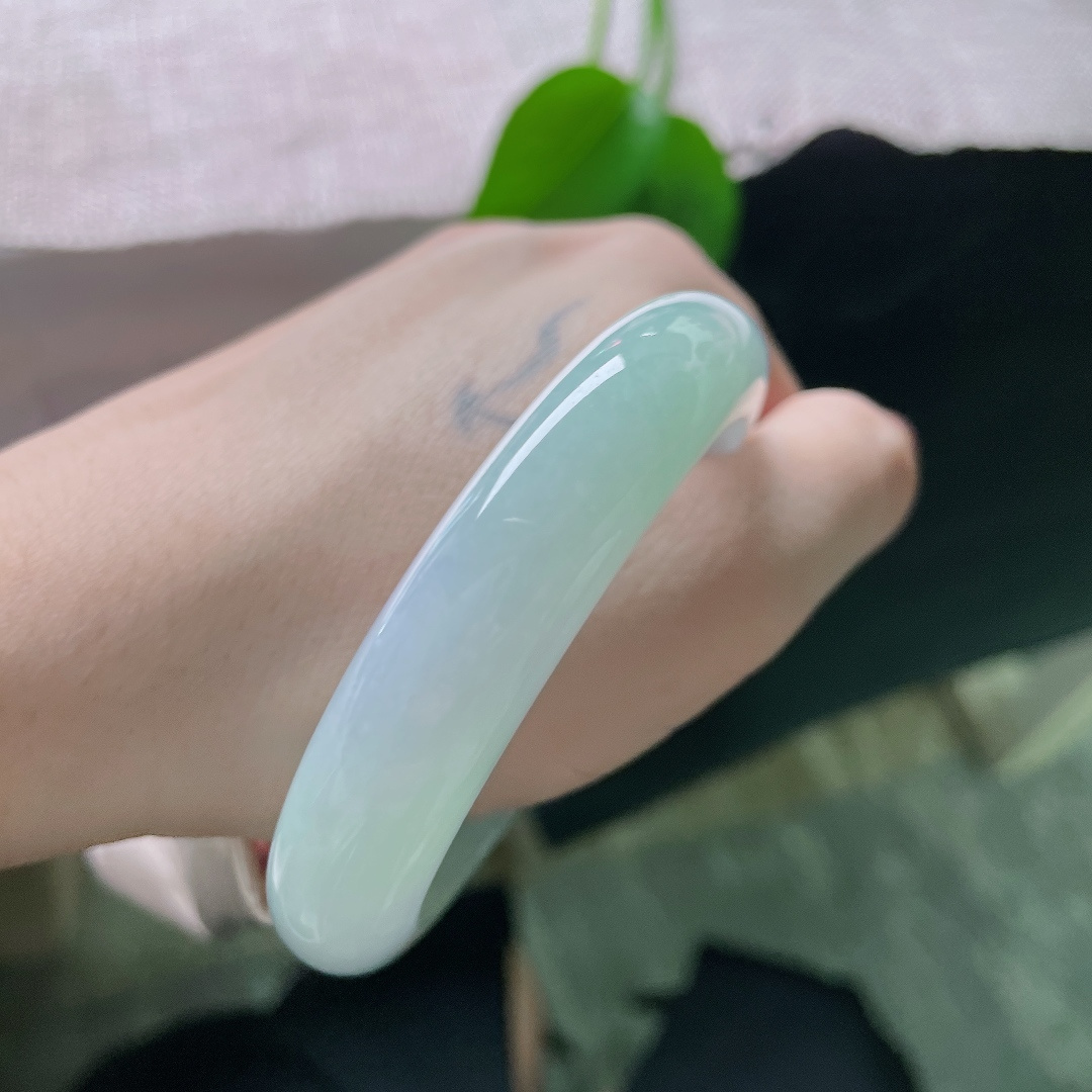 54.6/12.4/8.6，冰蓝正圈，无裂，朦胧紫调若隐若现，浅浅翠色悄然铺展，满镯皆是春日气息。ss51737a
