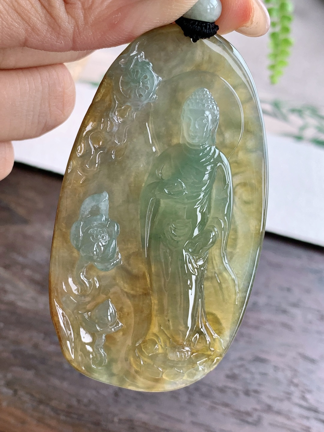 【裸石】️冰种黄翡阿弥陀佛站佛佛公牌吊坠【说明】缅甸 性比高 厚装 晴绿【尺寸】70.5-40-8【重量】32.5克