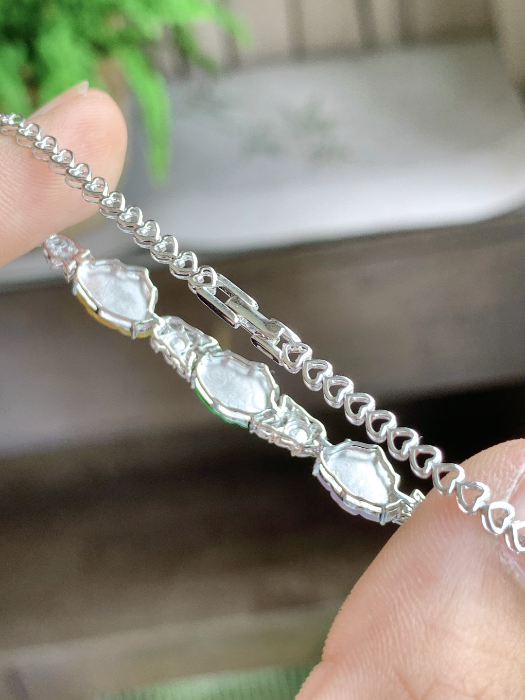 【镶嵌】冰多宝荷花手链【说明】缅甸 18k金镶嵌  性比高 三彩 黄翡 阳绿【裸石】10.4-8-2.1【重量】5.6克