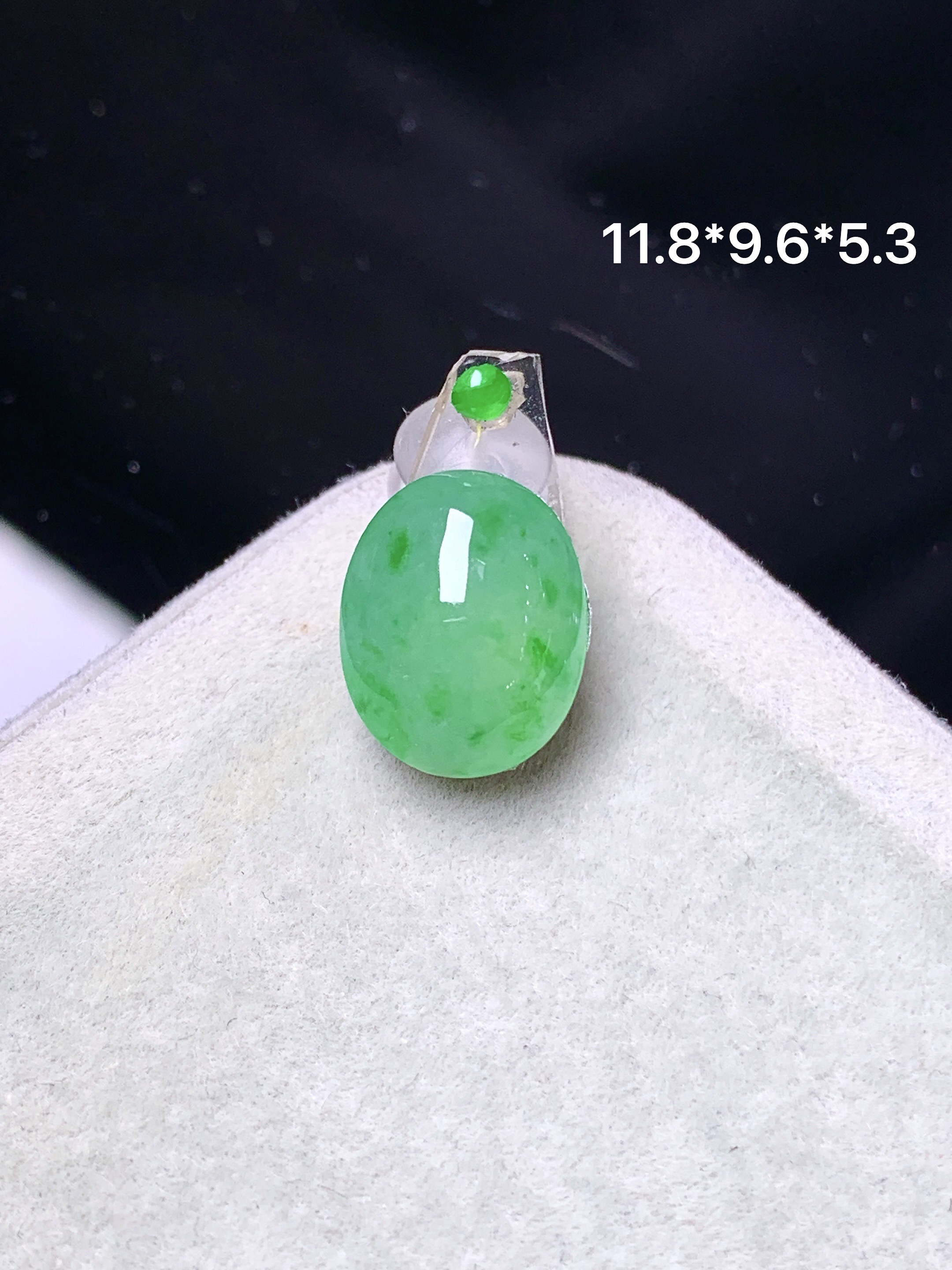 镶嵌款 阳绿蛋面 玉质细腻 色泽艳丽清新 水润亮眼 整体尺寸11.8*9.6*5.3 2x