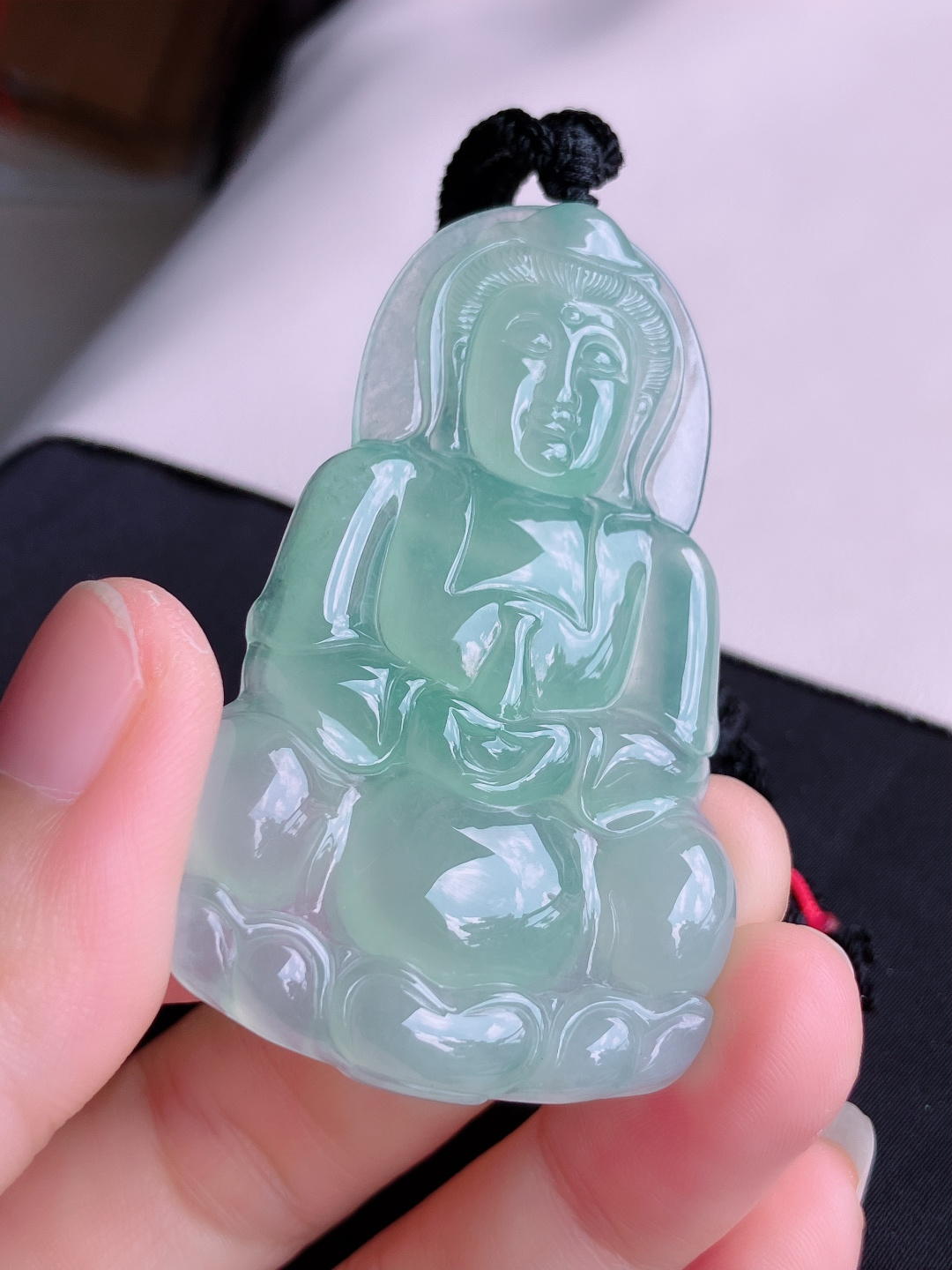 绿底大观音，晶莹剔透，面容慈祥，尺寸60.5/37/6/自然光实拍