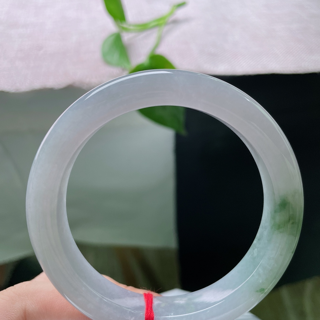 58.2/12.9/9.7，飘花正圈，无裂，清莹玉底温润柔和，一隅翠花悄然落笔，于素雅之间藏一抹生机