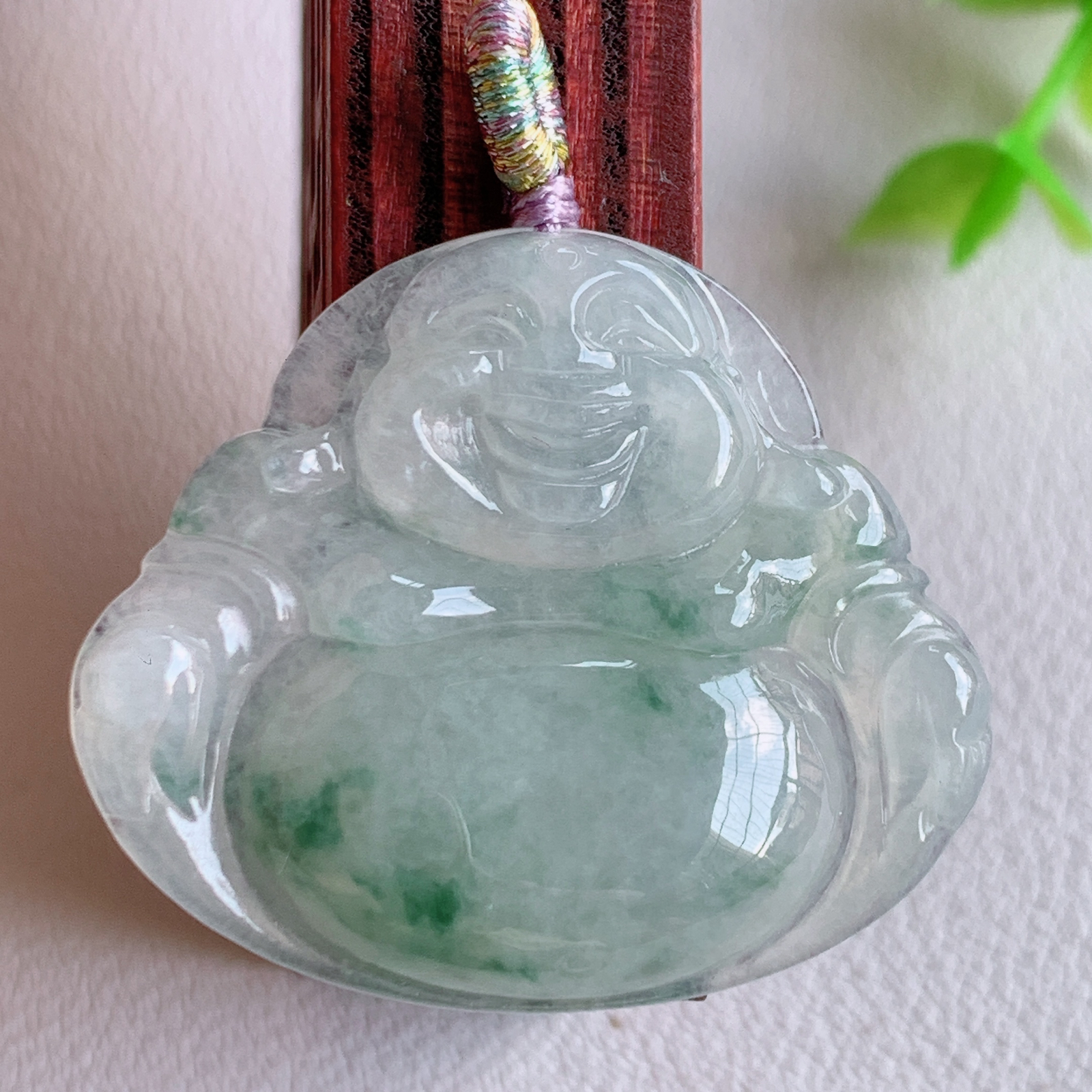 冰润飘花佛公挂件 玉质细腻  精雕弥勒佛，笑佛福耳垂肩，面相喜庆，开怀大笑，憨态可掬。惟妙惟肖，寓意