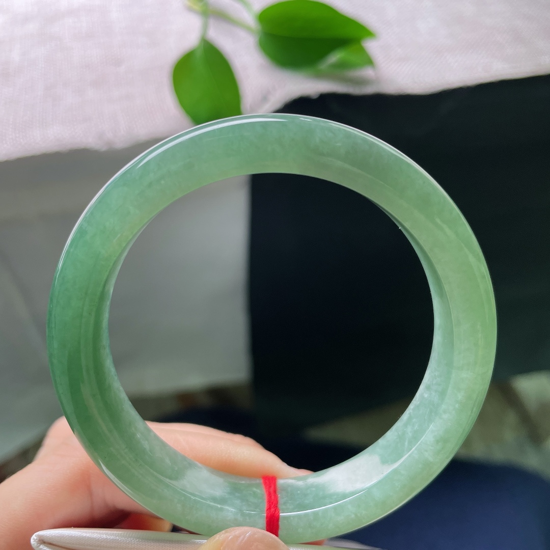 56.5/12/8.4，绿底正圈，无裂，一汪温润湖绿凝于镯间，玉石肌理细腻顺滑，质感醇厚，是日常佩戴的气质美镯。ss58274a