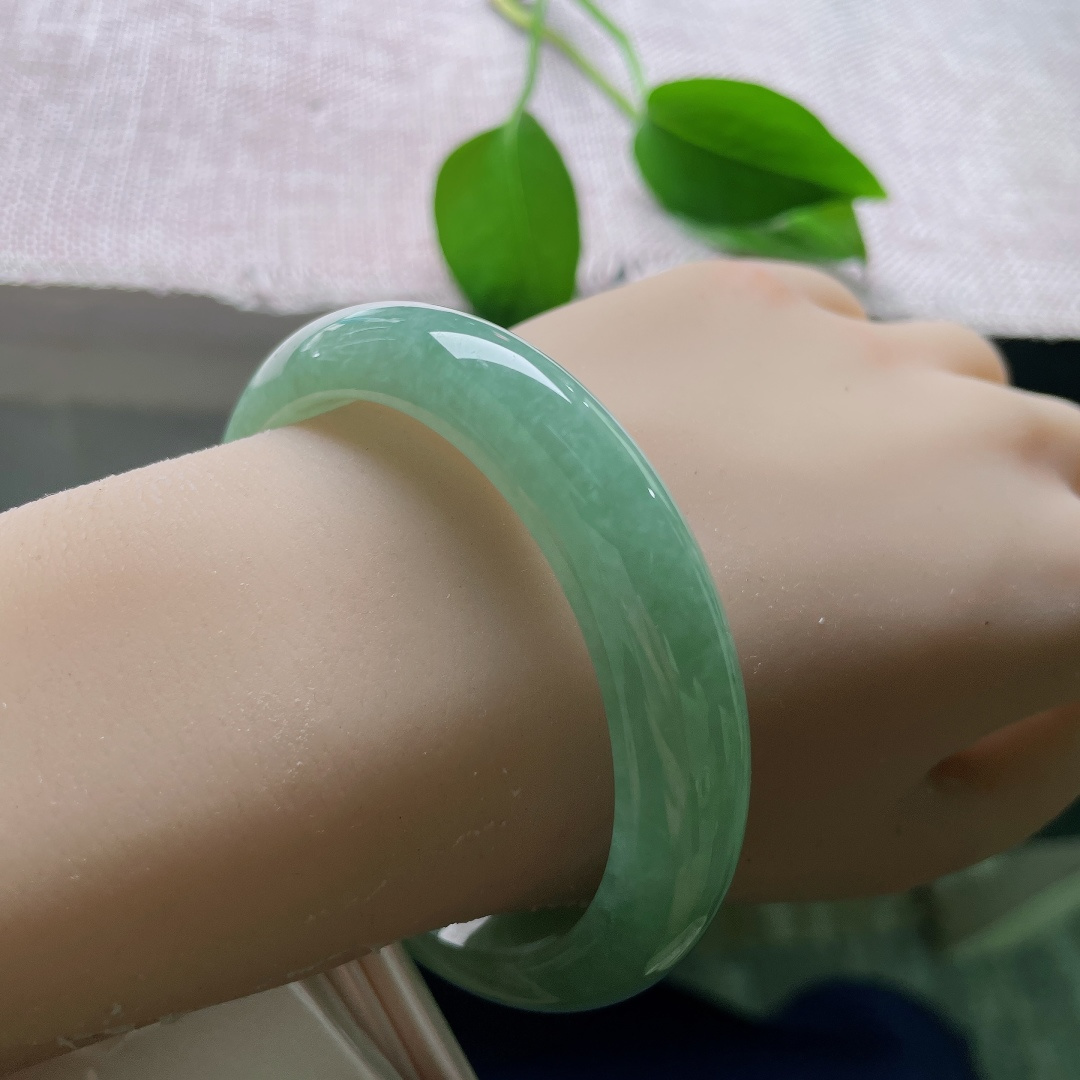 56.5/12.3/8.2，绿底正圈，无裂，整镯泛着幽幽湖绿柔光，种质细腻温润，没有繁杂花色，简约之中尽显玉石本真美。ss58273a