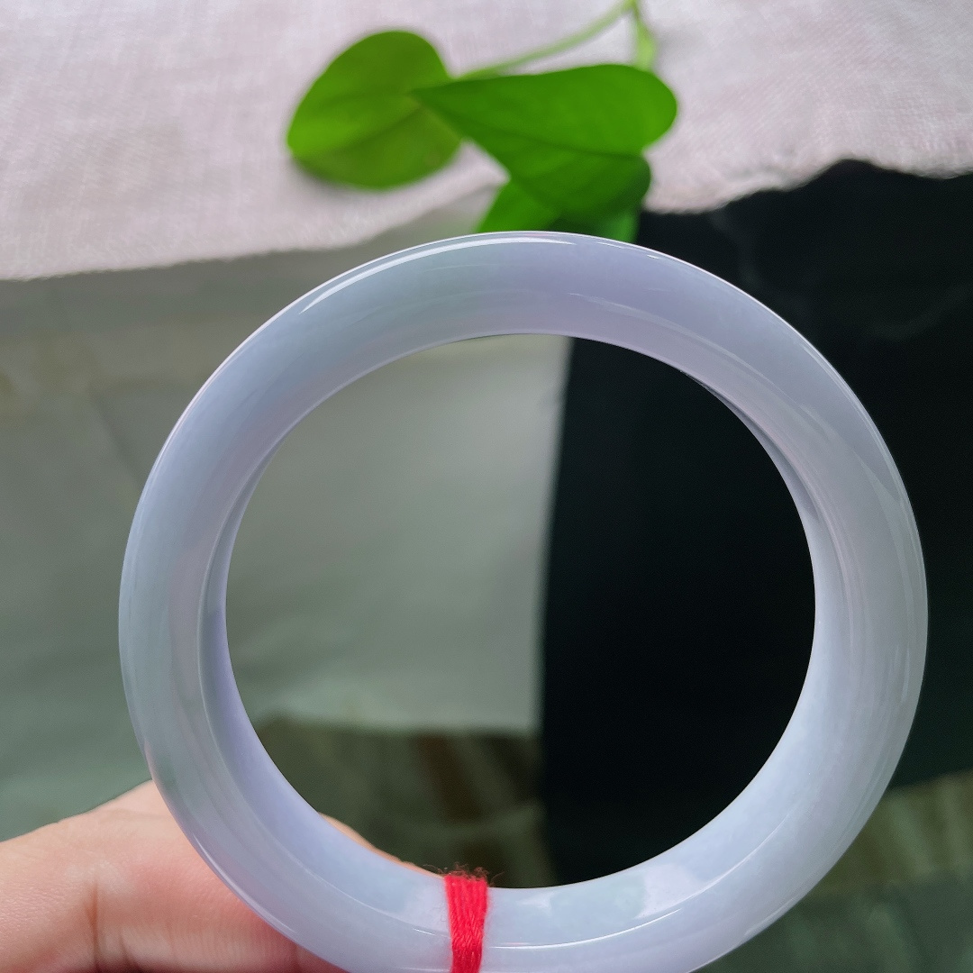 冰蓝正圈，无裂，淡雅春彩底色，紫韵朦胧，浅浅绿意悄悄点缀镯身。ss51486a
