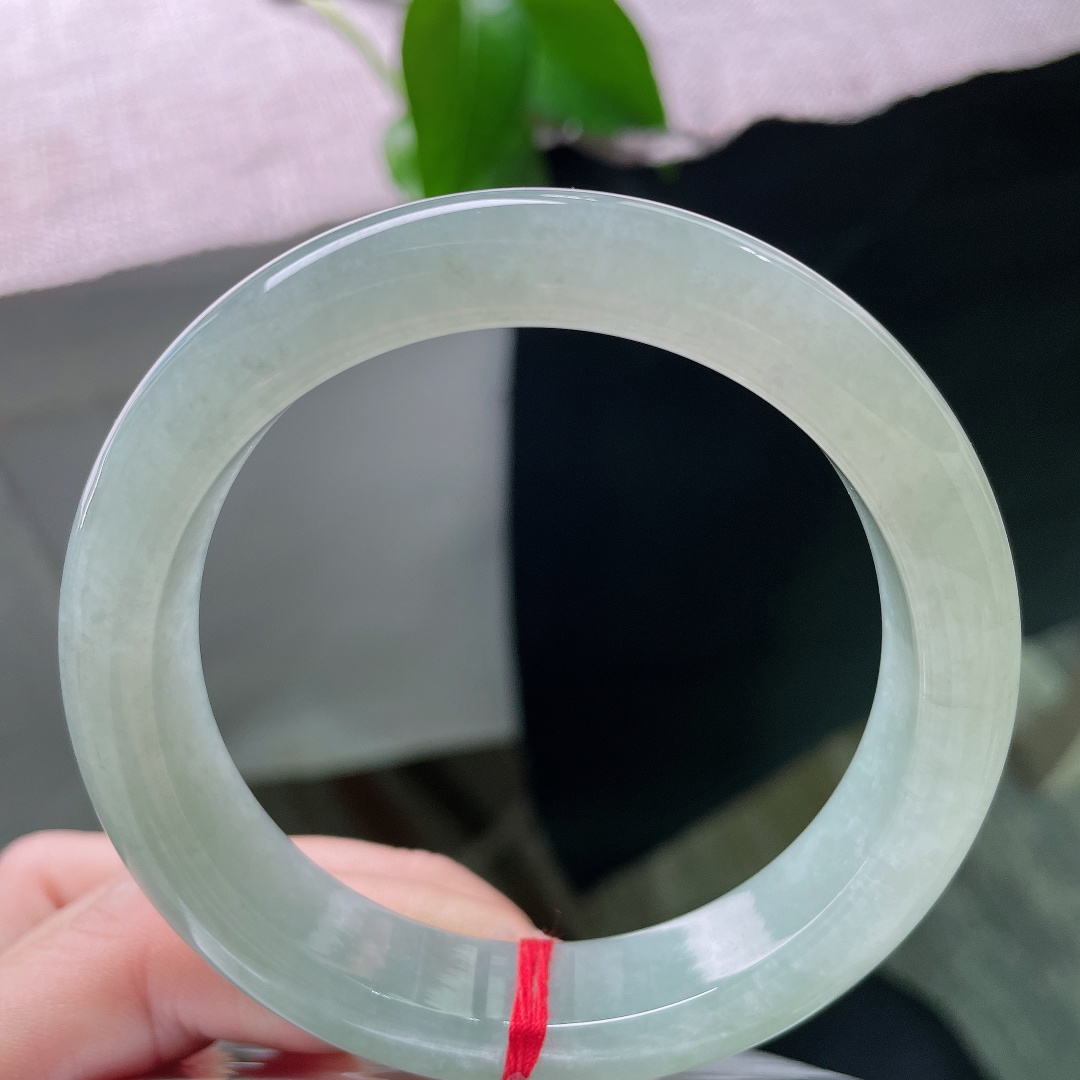 57.7/12.9/9，绿底正圈，一点皮纹，色调均匀舒缓，没有浓烈突兀的色彩，属于越看越有味道的款式，ss58515a