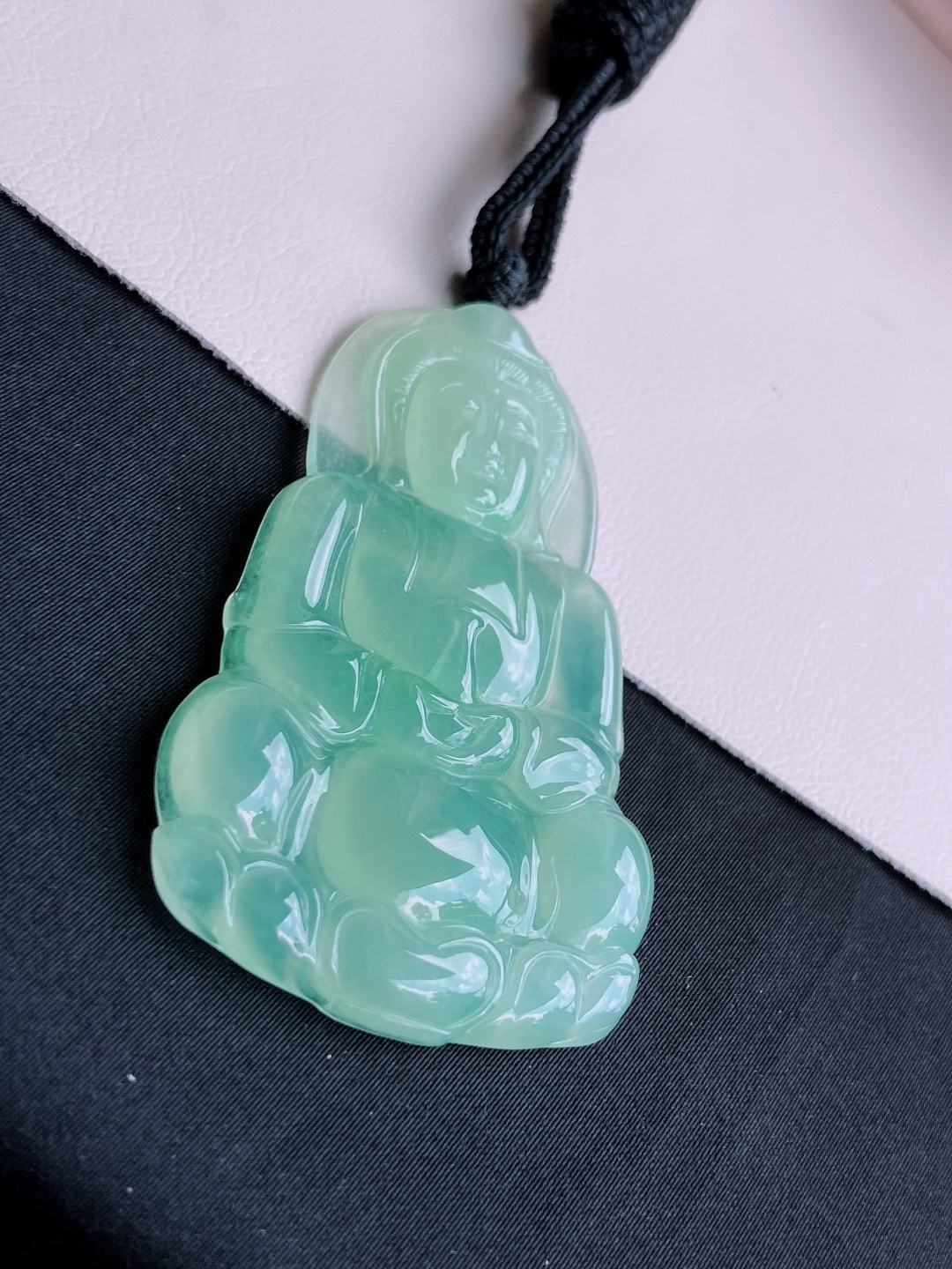 绿底大观音，晶莹剔透，面容慈祥，尺寸60.5/37/6/自然光实拍