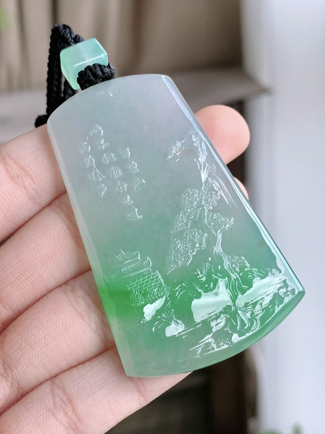 【裸石】冰飘阳绿大山水牌吊坠【说明】缅甸 性比高 厚装【尺寸】62-38.8-6.2【重量】41.6克