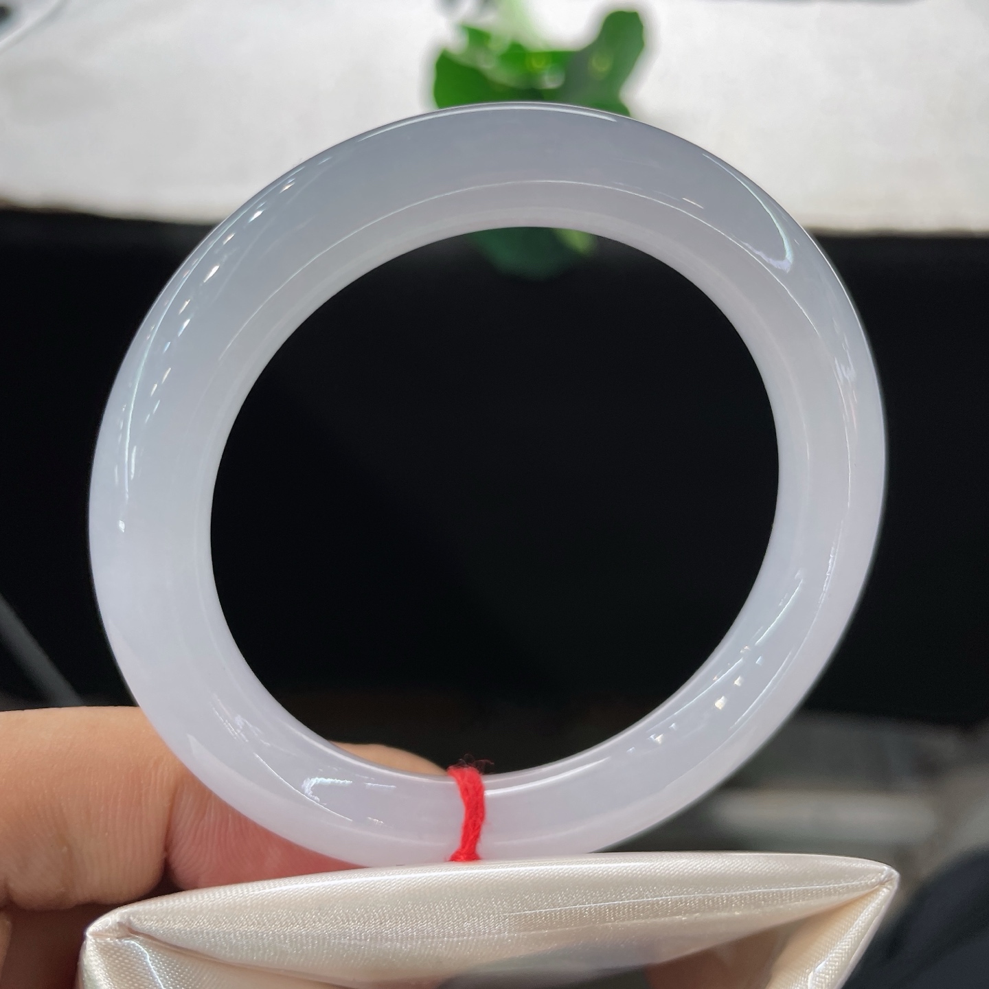 天然翡翠手镯 圈口54.3/9.1，冰粉底圆条，54/55可戴，腕间凝月华，素玉自安然。无裂
