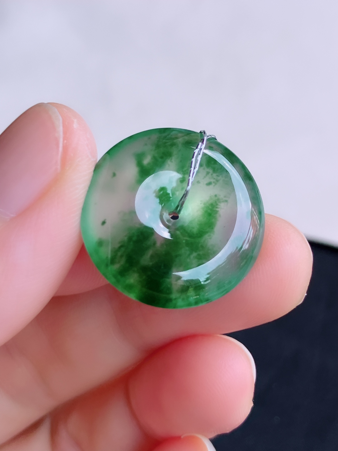 冰飘绿花平安扣，晶莹剔透，花色清爽灵动，尺寸21.6/5/自然光实拍