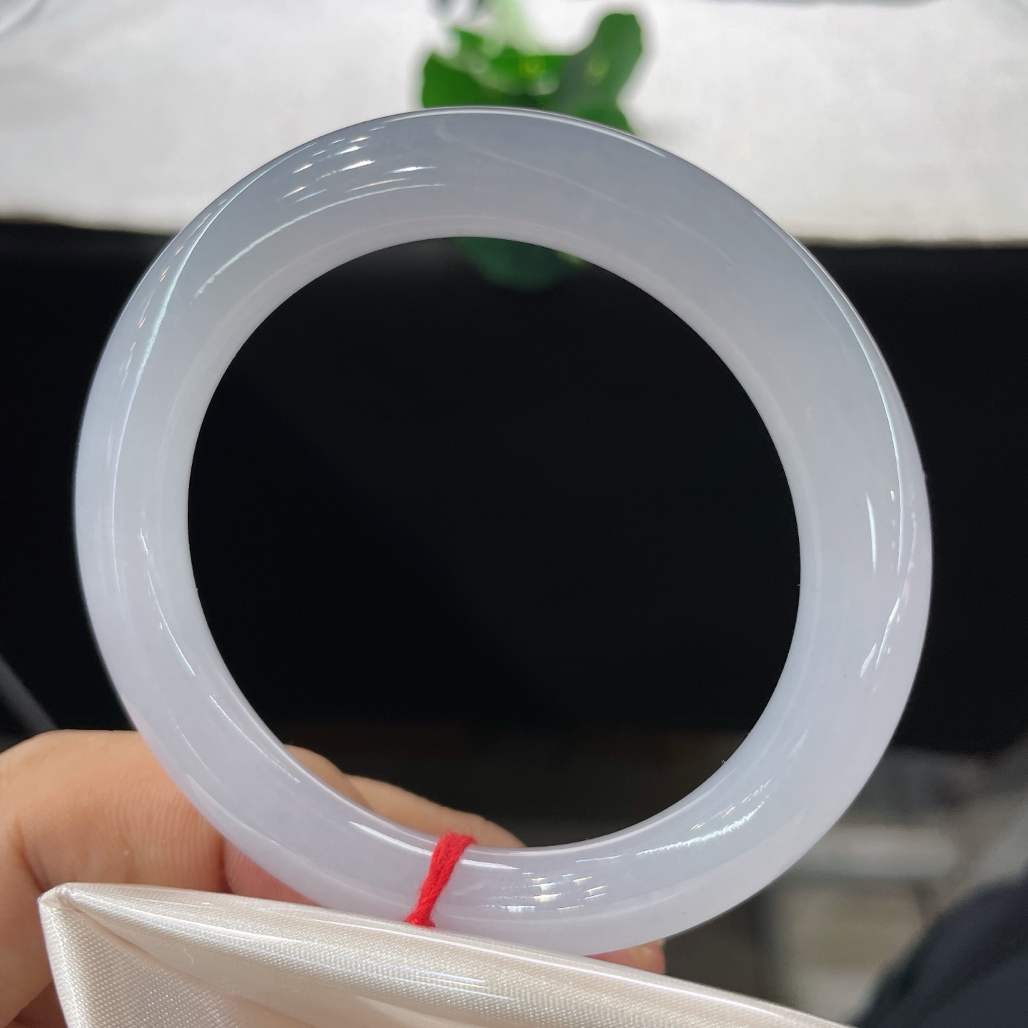 天然翡翠手镯 圈口54.3/9.1，冰粉底圆条，54/55可戴，腕间凝月华，素玉自安然。无裂