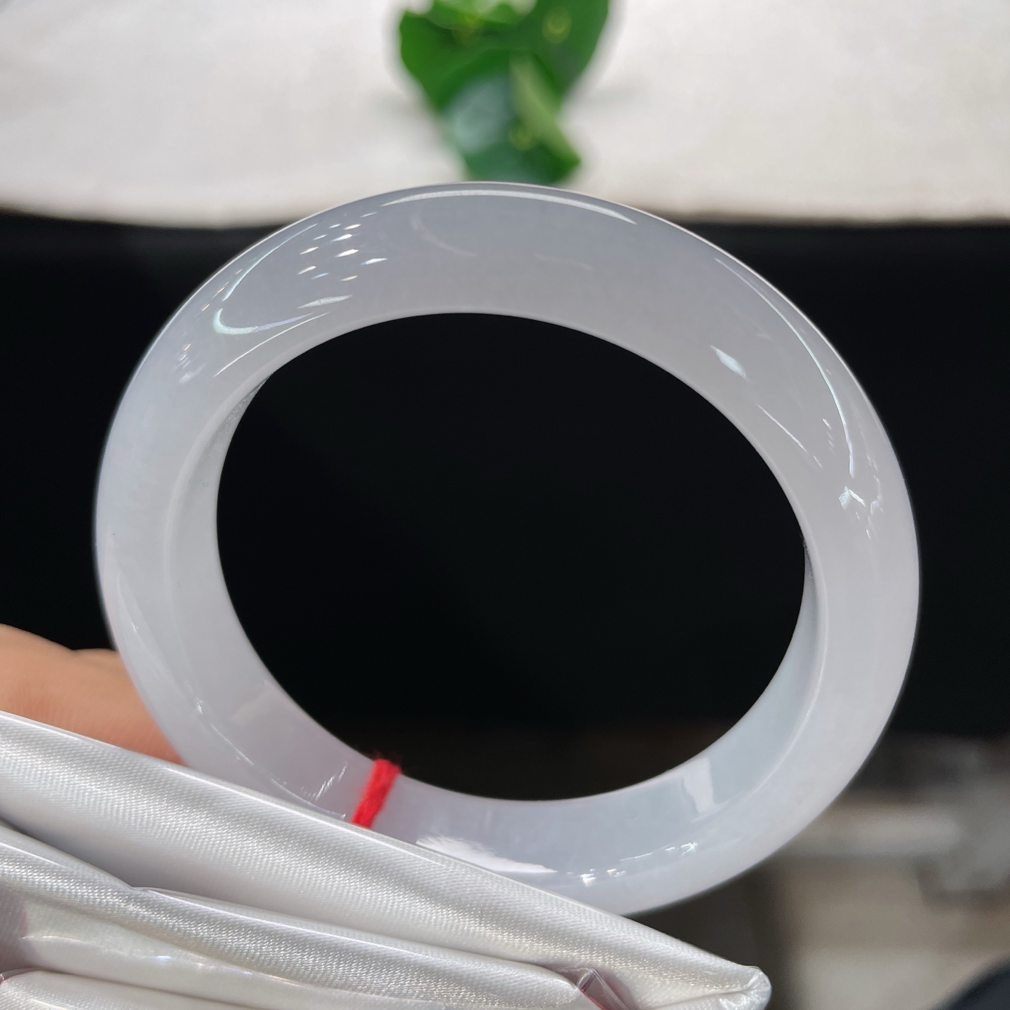 天然翡翠手镯 圈口52.6/11.8/8.2，白冰正圈52/53可戴，素玉环凝月华，清莹不染尘瑕。无裂。