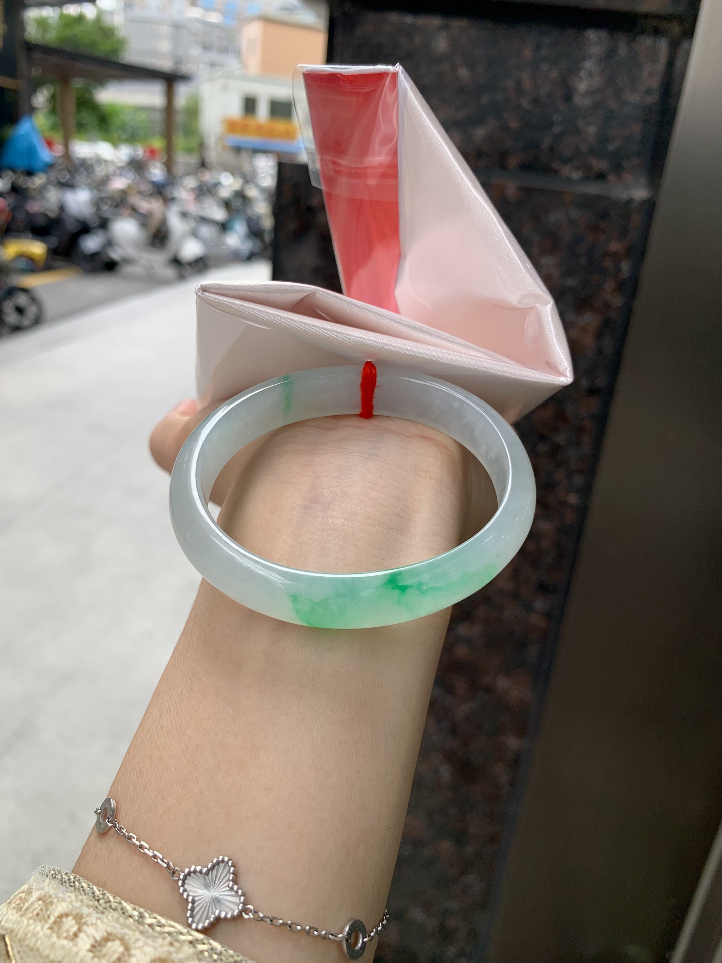 冰阳绿花贵妃, 0923-X755, 打灯小细纹，底妆冰润，几抹阳绿花色像春芽，从水润如晨露的底子蹦跳而出，将春日的灵动生机凝于手镯中，戴上她，清水芙蓉般的清新感自然晕染，每一次抬手，都似把盎然绿意融入生活。