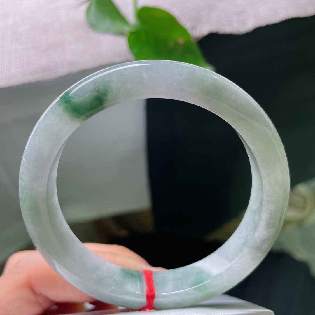 57.3/11.5/8.5，飘花正圈，晶体纹，底色清透带朦胧雾感，天然花色自成诗意，温润玉质衬得气质