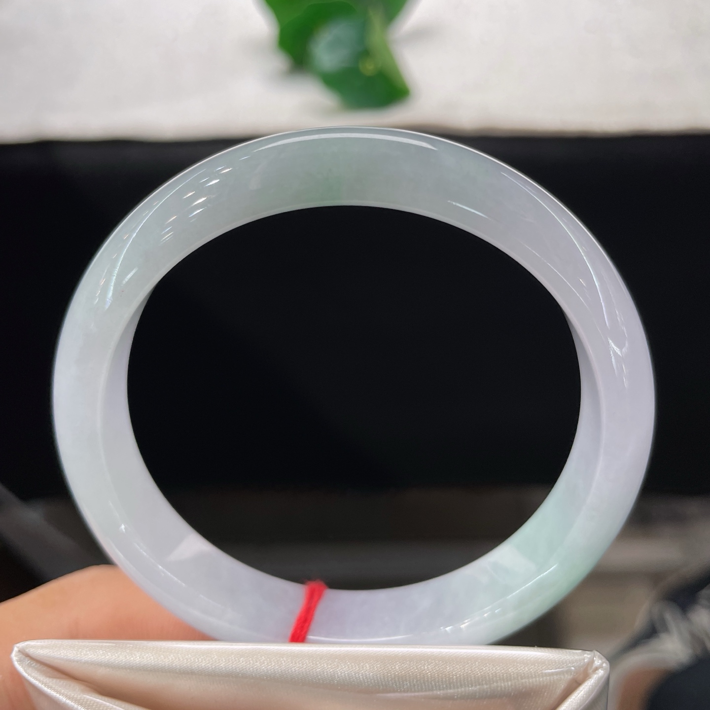 天然翡翠手镯 圈口61/12.5/7.8，淡春彩正圈，60/61可戴，素玉凝霜，浅翠藏清。无裂