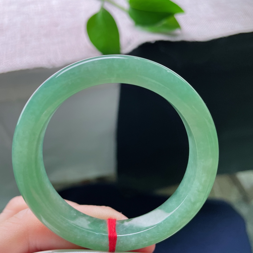 50.6/10.9/8.2，绿底正圈，无裂，沉静翠色氤氲整支玉镯，种水温润耐看，上手舒适，自带淡然闲