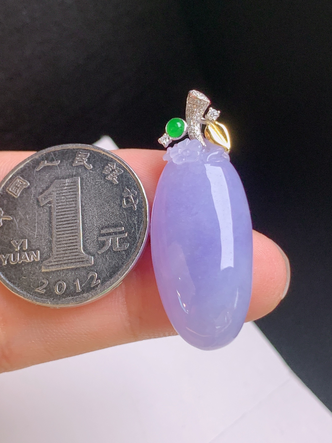 福瓜吊坠，色泽浓郁，玉质温润，形制圆润，福气满满