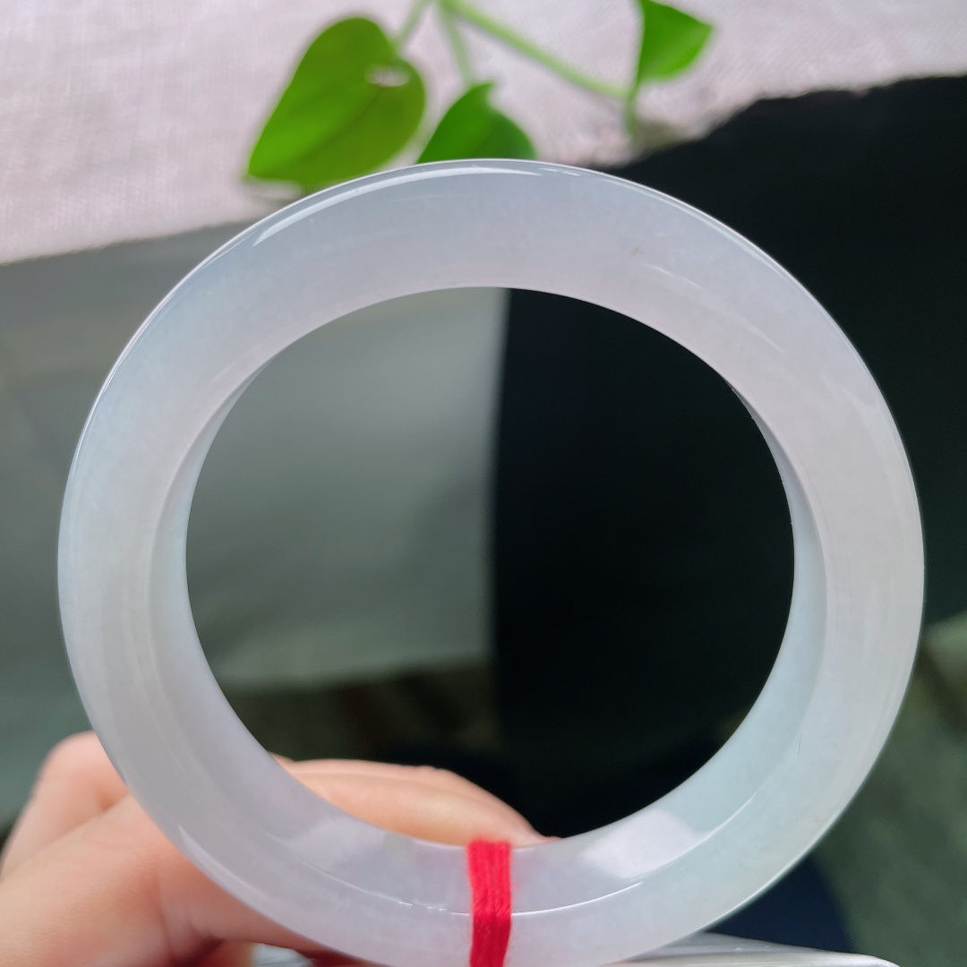 冰白月光正圈，无裂，整支镯如凝霜月华，底色纯净淡雅，种质温润起胶，厚装正圈上手端庄简约大气。ss58