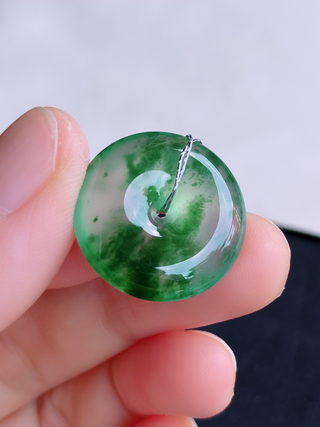 冰飘绿花平安扣，晶莹剔透，花色清爽灵动，尺寸21.6/5/自然光实拍